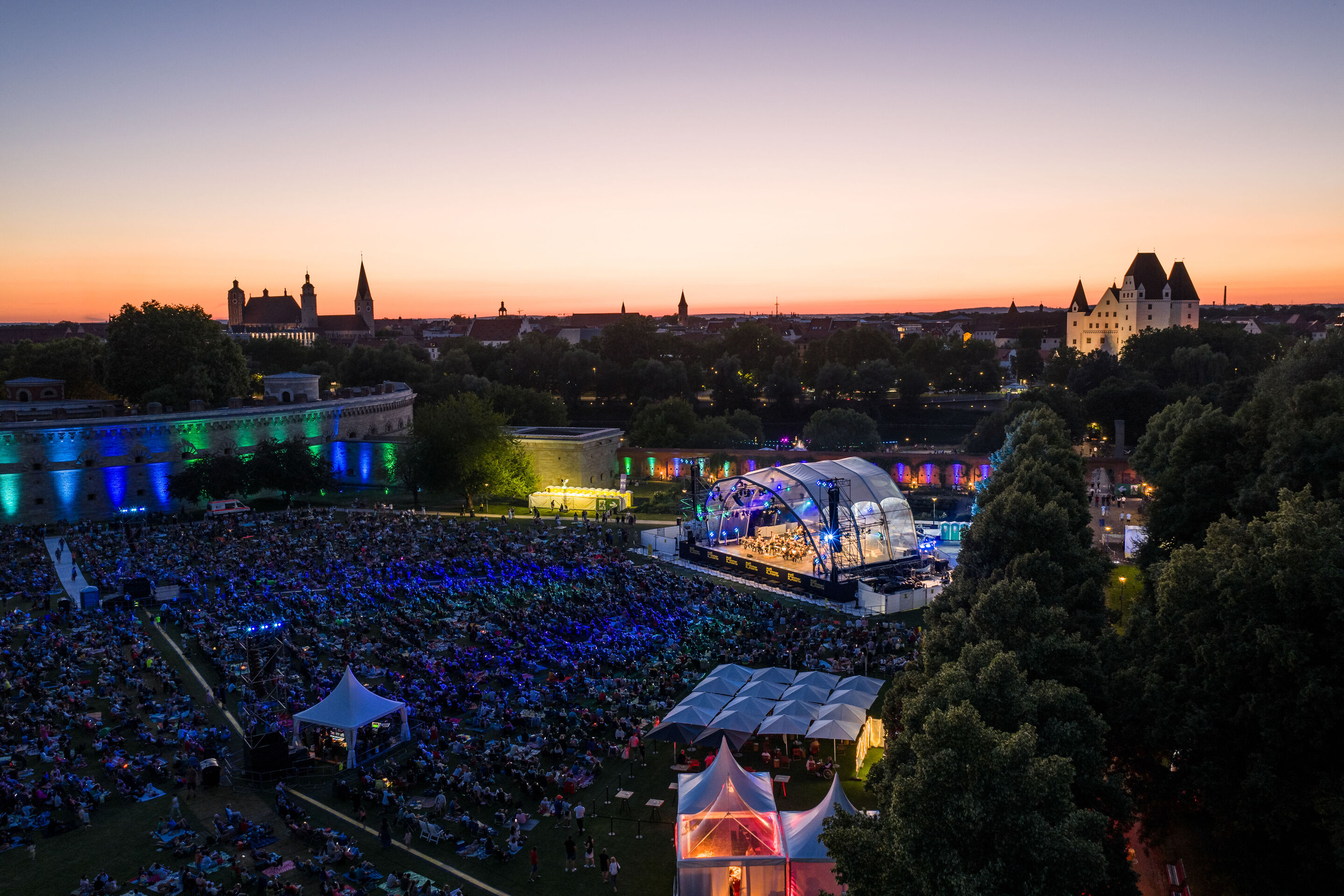 Classic Open Air – German–Italian opera night with the Georgian Chamber Orchestra Ingolstadt - A bird’s-eye view of the audience and the stage at the Classic Open Air event featuring the Georgian Chamber Orchestra Ingolstadt and soprano Hila Baggio as...