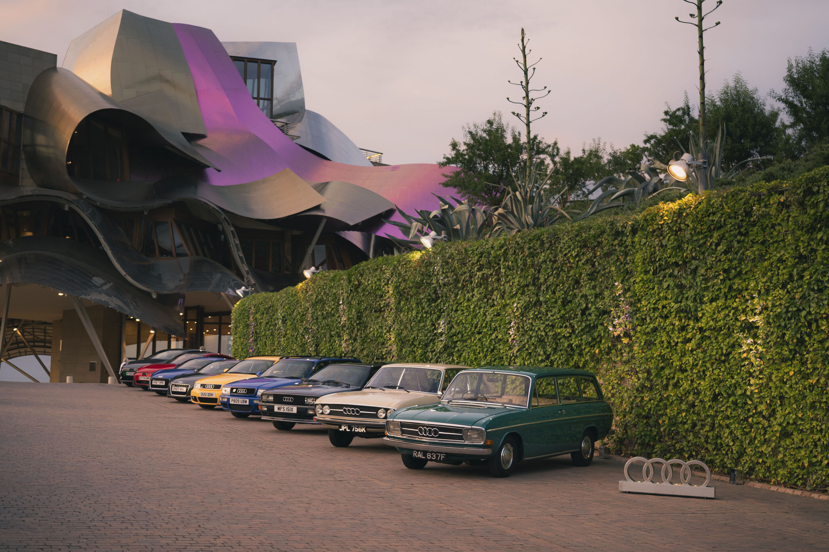 60 Jahre Design-Innovation bei Audi - Audi feiert 60 Jahre Innovation im Design in Bilbao, Spanien, und präsentiert eine kuratierte Auswahl ikonischer Automobile aus dem historischen Fahrzeugbestand von Audi UK:
Von links: Audi A6 Sportback e-tron (2025),...