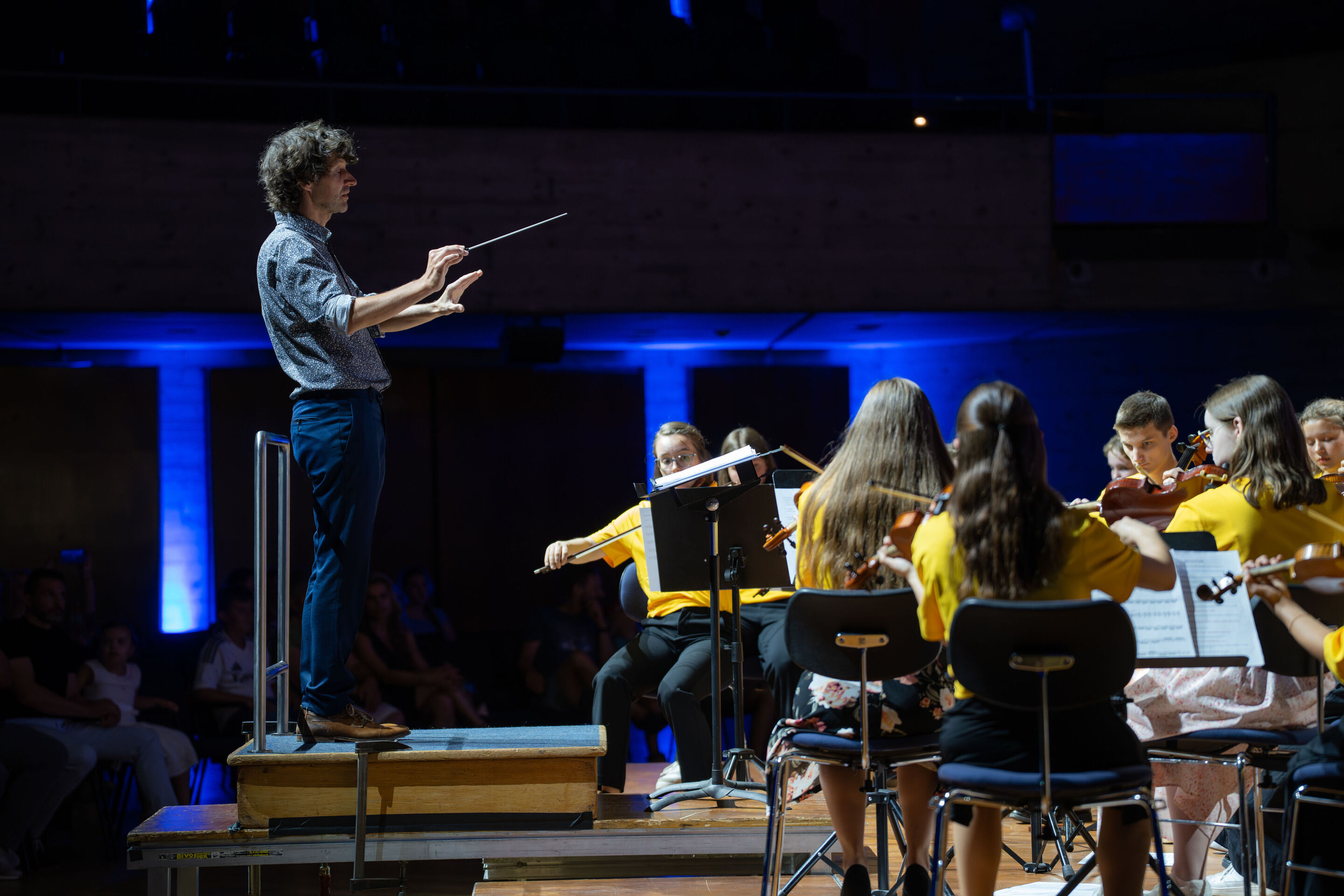 Public workshop with pupils from the region and the Aurora Orchestra - Klaus Hoffmann, on the left, is conducting the students from the region on the stage of the festival hall in Ingolstadt.