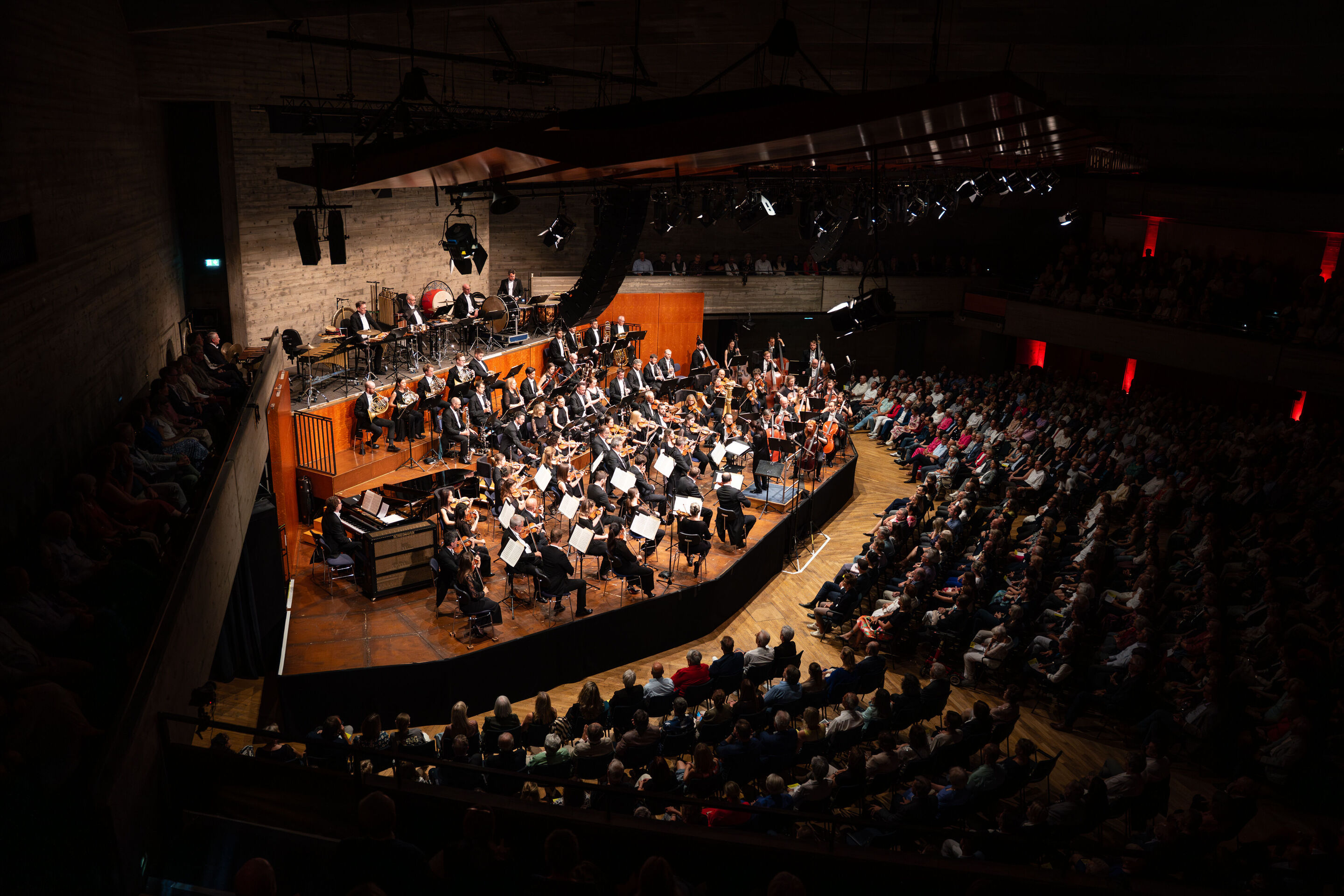„Across the Stars“: Filmmusik mit Weltstar Anne-Sophie Mutter und dem Royal Philharmonic Orchestra - Auf der Bühne des Festsaals Ingolstadt sind beim Konzert „Across the Stars“ der Audi Sommerkonzerte aus Sicht des Publikums Dirigentin Lina González-Granados...