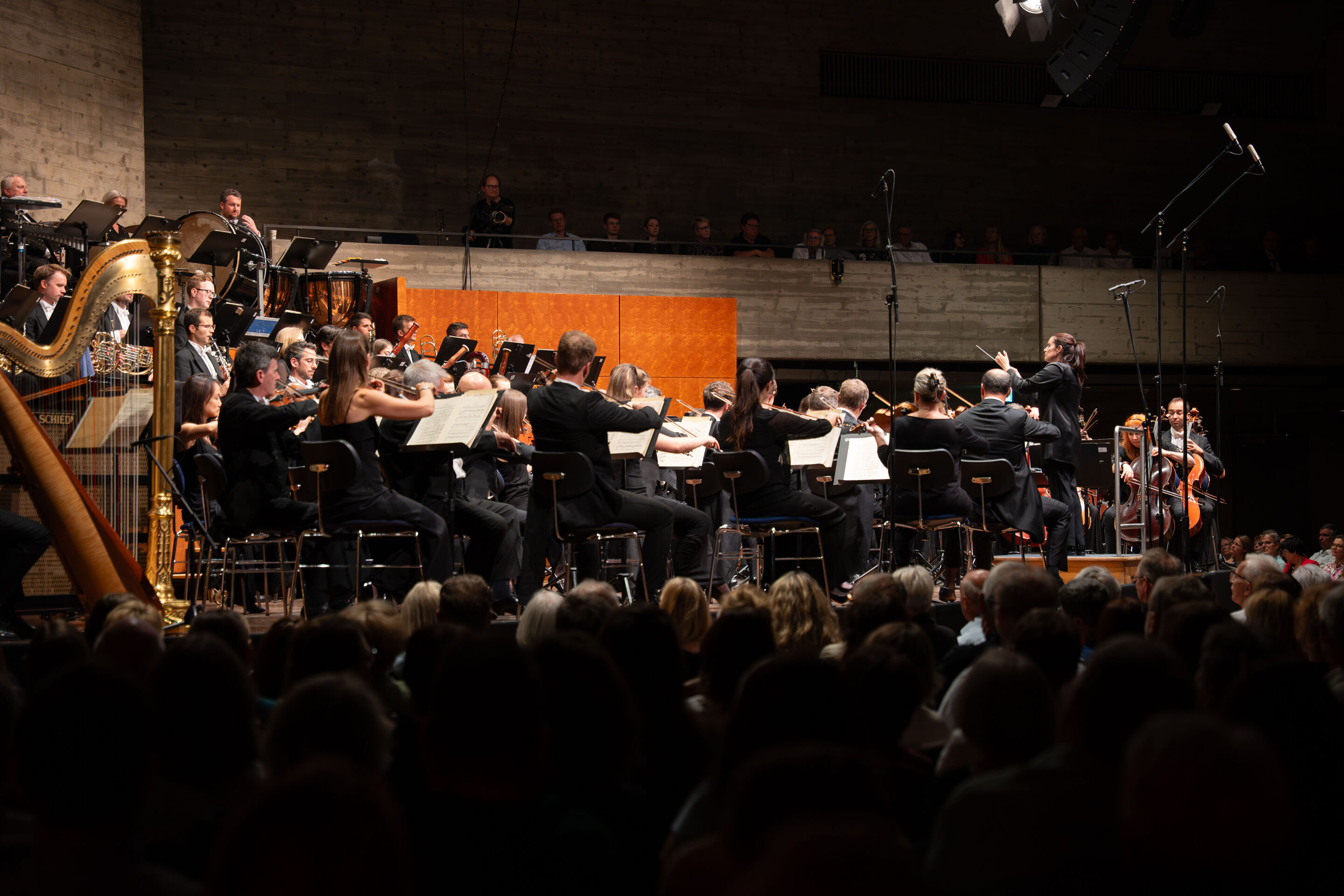 „Across the Stars“: Filmmusik mit Weltstar Anne-Sophie Mutter und dem Royal Philharmonic Orchestra - Aus Sicht des Publikums dirigiert Lina González-Granados das Royal Philharmonic Orchestra auf der Bühne des Festsaals Ingolstadt.