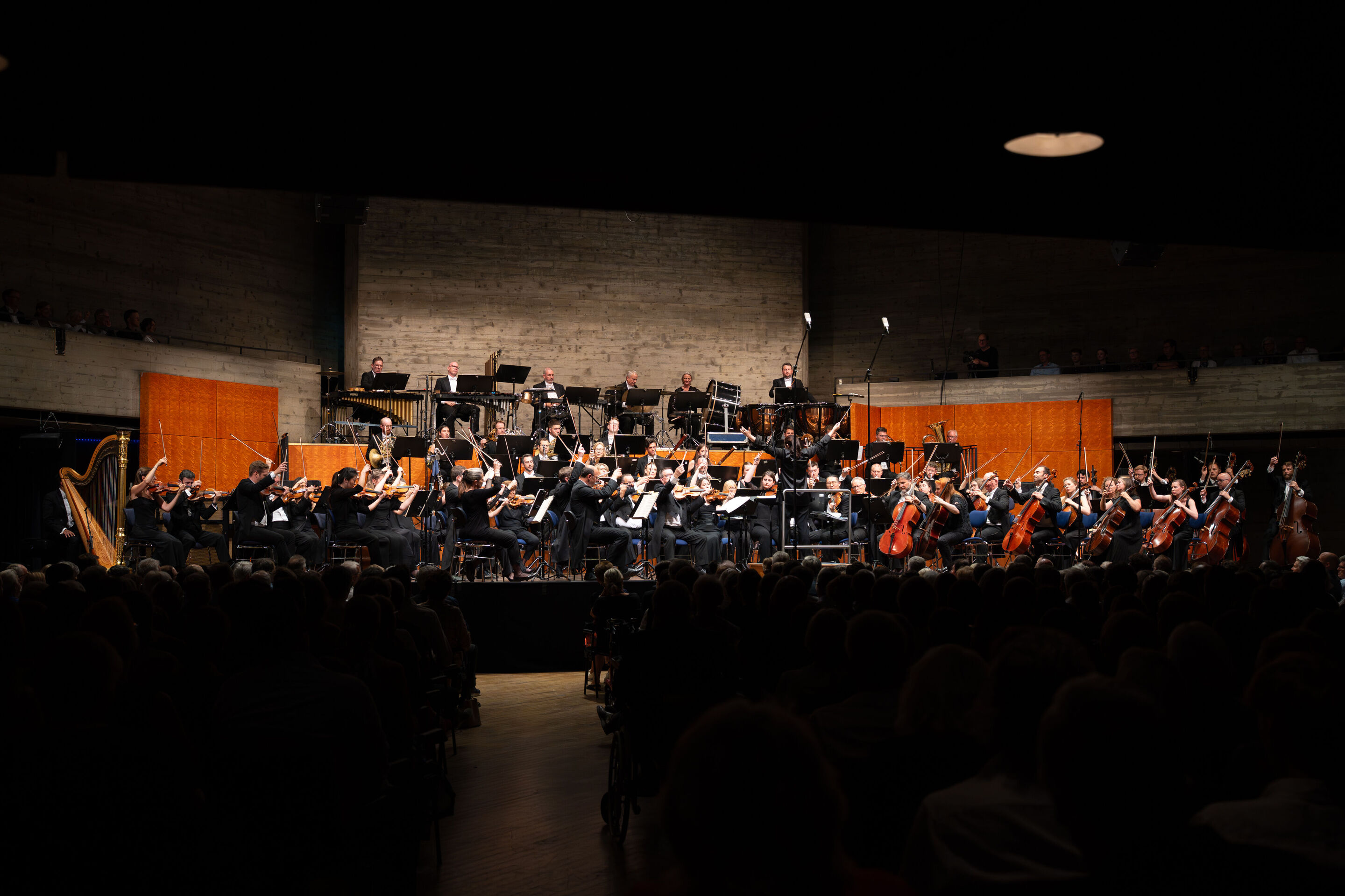 „Across the Stars“: Filmmusik mit Weltstar Anne-Sophie Mutter und dem Royal Philharmonic Orchestra - Aus Sicht des Publikums ist auf der Bühne des Festsaals Ingolstadt das Royal Philharmonic Orchestra zu sehen, dirigiert von Lina González-Granados.