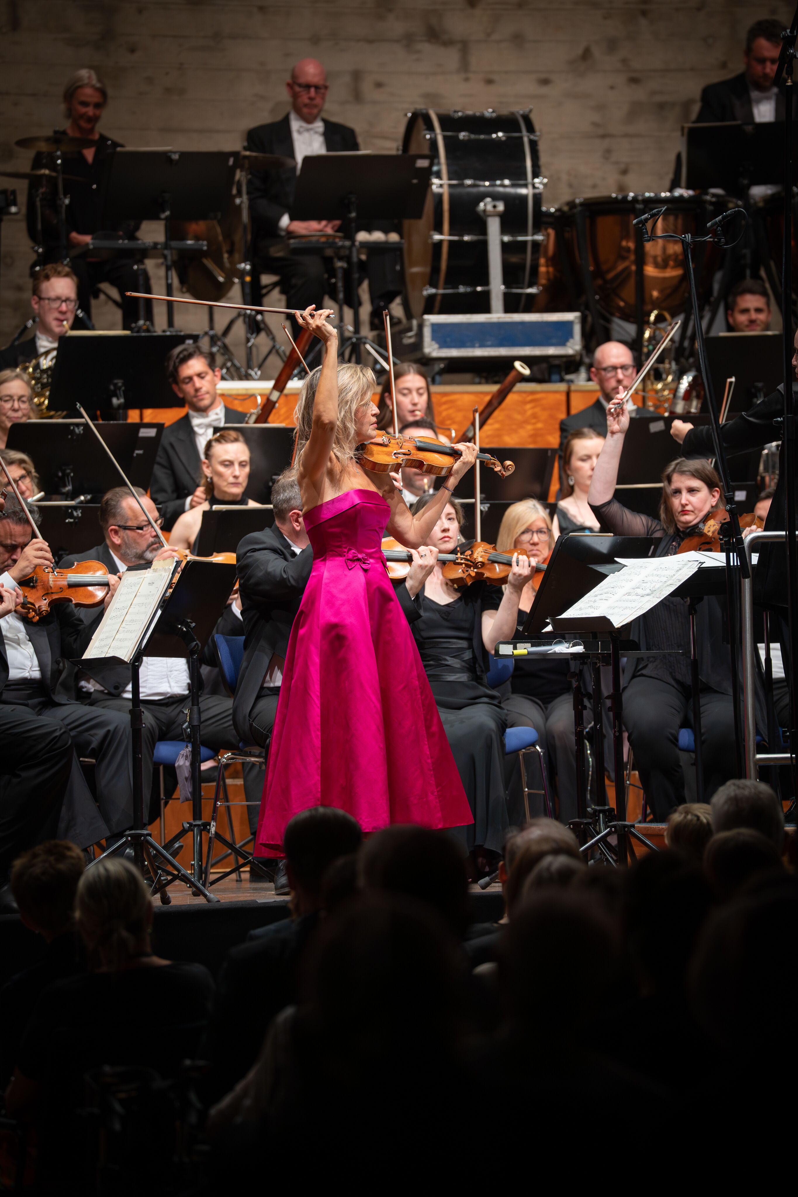 „Across the Stars“: Filmmusik mit Weltstar Anne-Sophie Mutter und dem Royal Philharmonic Orchestra - Auf der Bühne des Festsaals Ingolstadt steht in der Mitte Stargeigerin Anne-Sophie Mutter mit Ihrer Violine, hinter ihr sind Musizierende des Royal Philharmonic...