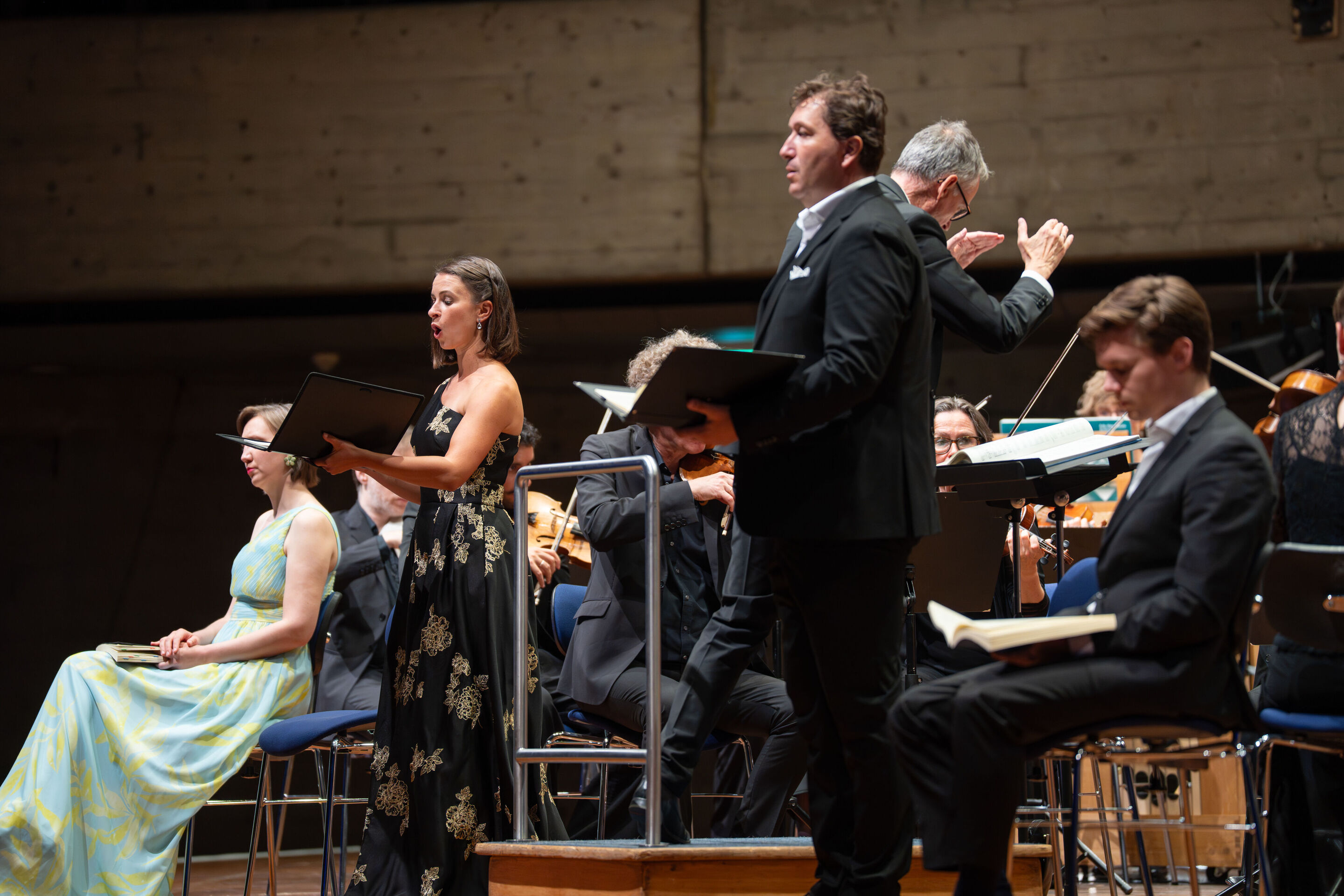 Mendelssohn’s Elijah with the Audi Young Persons’ Choral Academy - On stage at the Ingolstadt Festival Hall, soprano Marie-Sophie Pollak sings on the left. To her right stands singer Kresimir Stražanac, with conductor Martin Steidler behind him, and singer...
