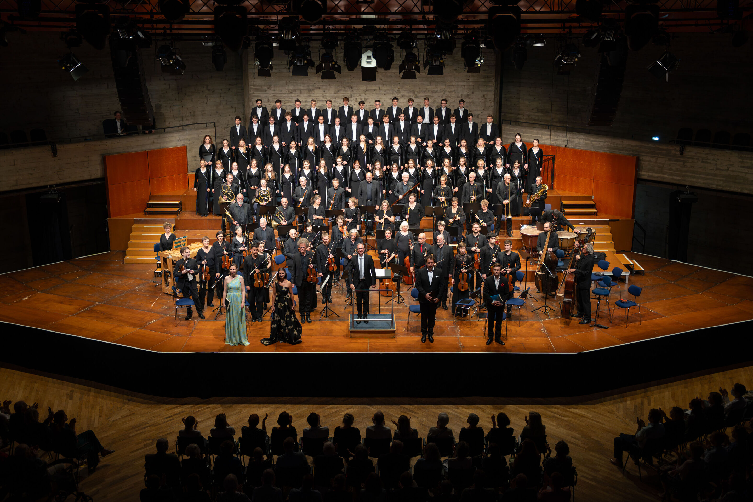 Mendelssohn’s Elijah with the Audi Young Persons’ Choral Academy - On stage in the Ingolstadt Festival Hall, from the audience’s perspective, the Audi Youth Choir Academy is positioned at the back, with the musicians of the Academy for Early Music Berlin...