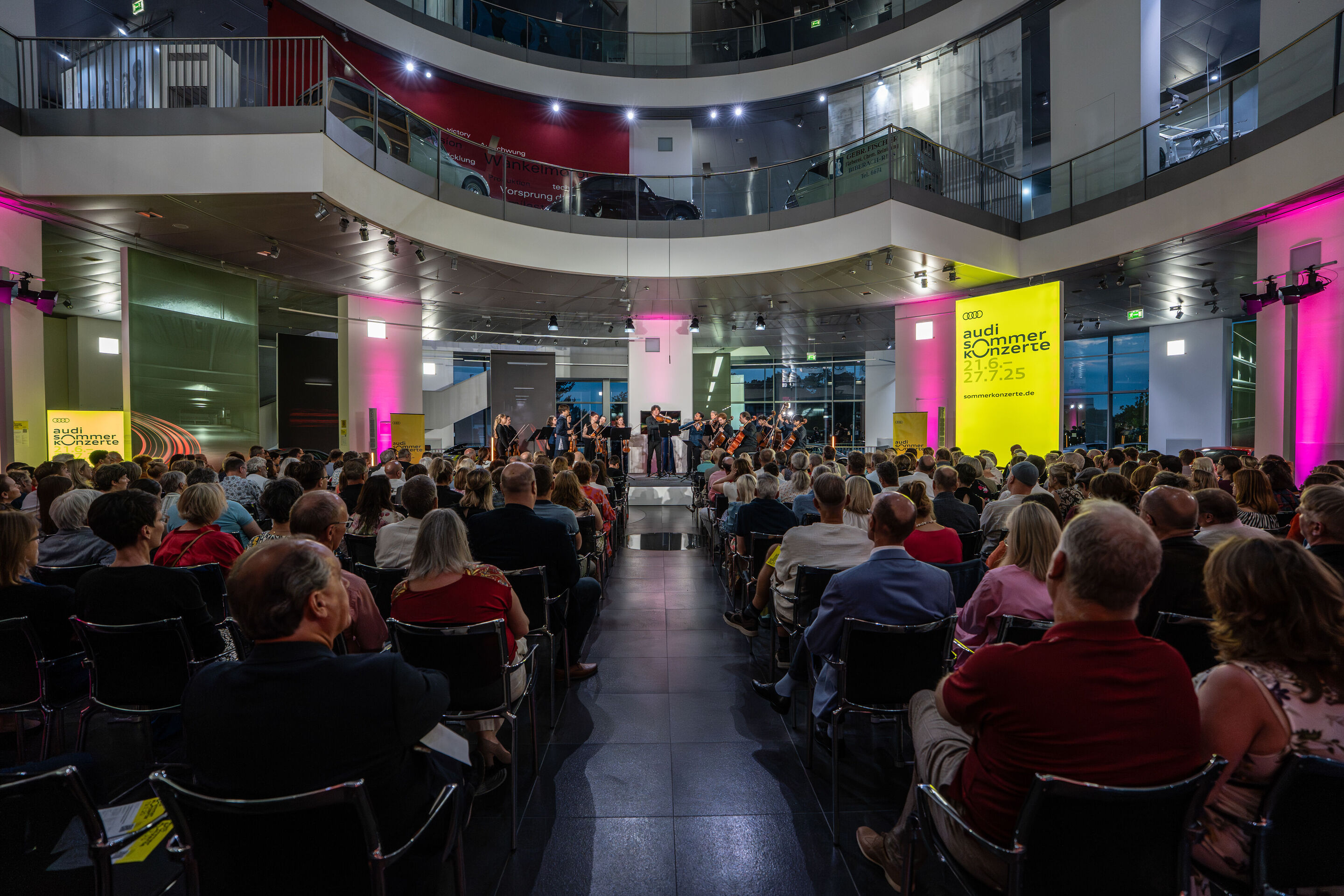 „Crossing over the Atlantic“: von Britten bis Nirvana mit dem O/Modernt Kammerorchester - Auf der Bühne des Audi museum mobile steht aus der Sicht des Publikums das O Modernt Kammerorchester unter der Leitung von Hugo Ticciati.