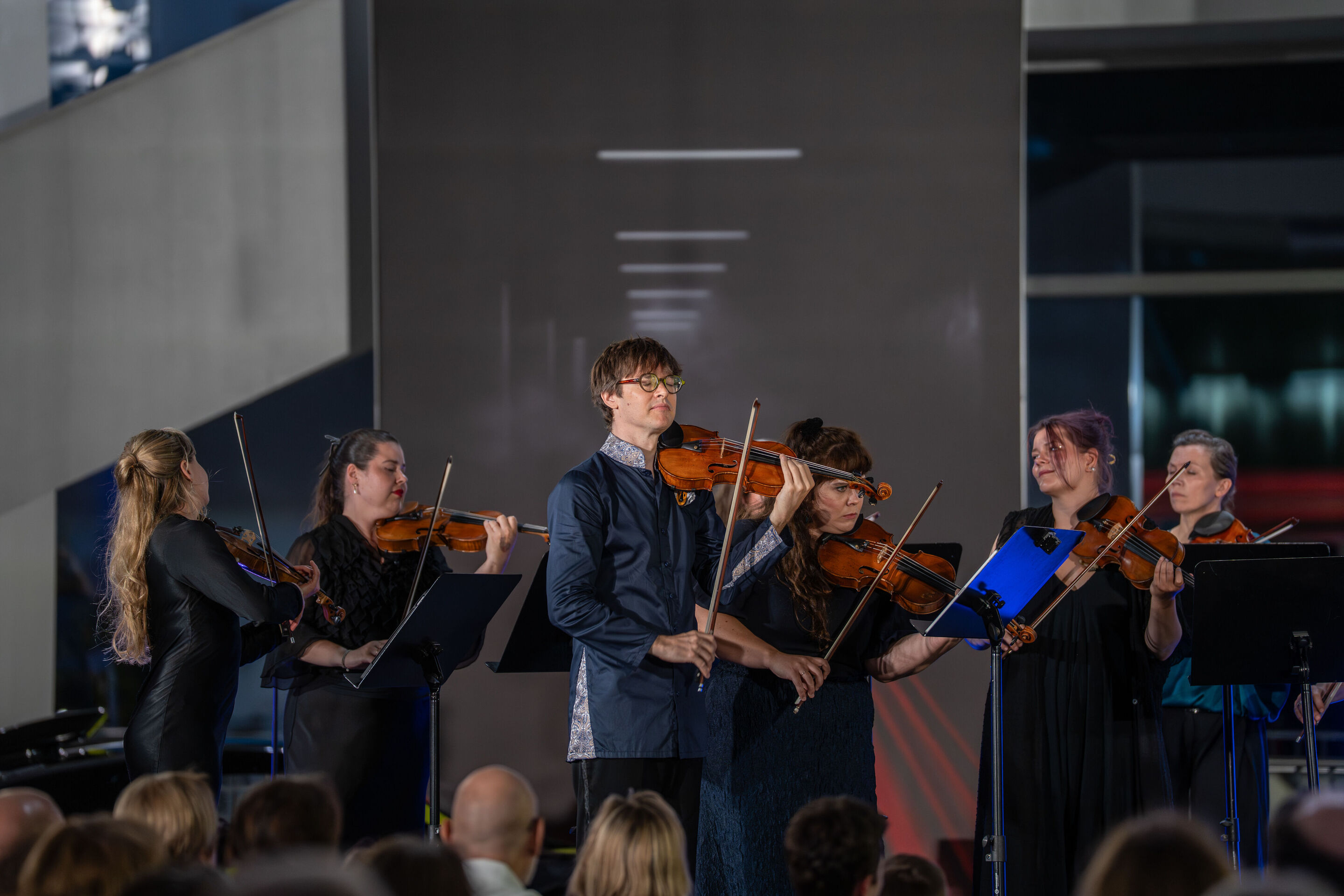 „Crossing over the Atlantic“: von Britten bis Nirvana mit dem O/Modernt Kammerorchester - Auf der Bühne des Audi museum mobile zu sehen ist ein Teil der Musizierenden des O Modernt Kammerorchesters.
