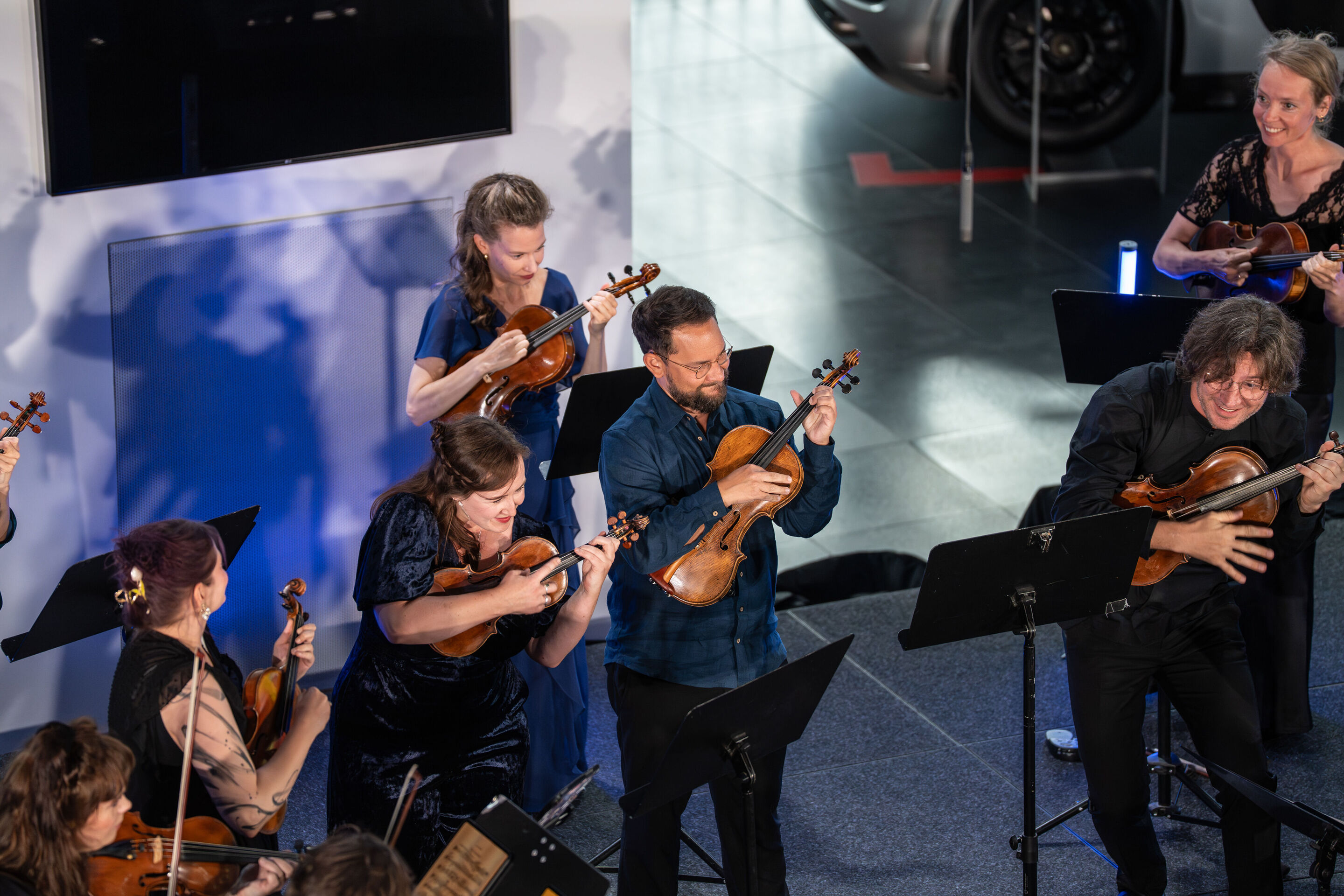 „Crossing over the Atlantic“: von Britten bis Nirvana mit dem O/Modernt Kammerorchester - Auf der Bühne des Audi museum mobile ist ein Teil des O Modernt Kammerorchesters aus der Vogelperspektive zu sehen.