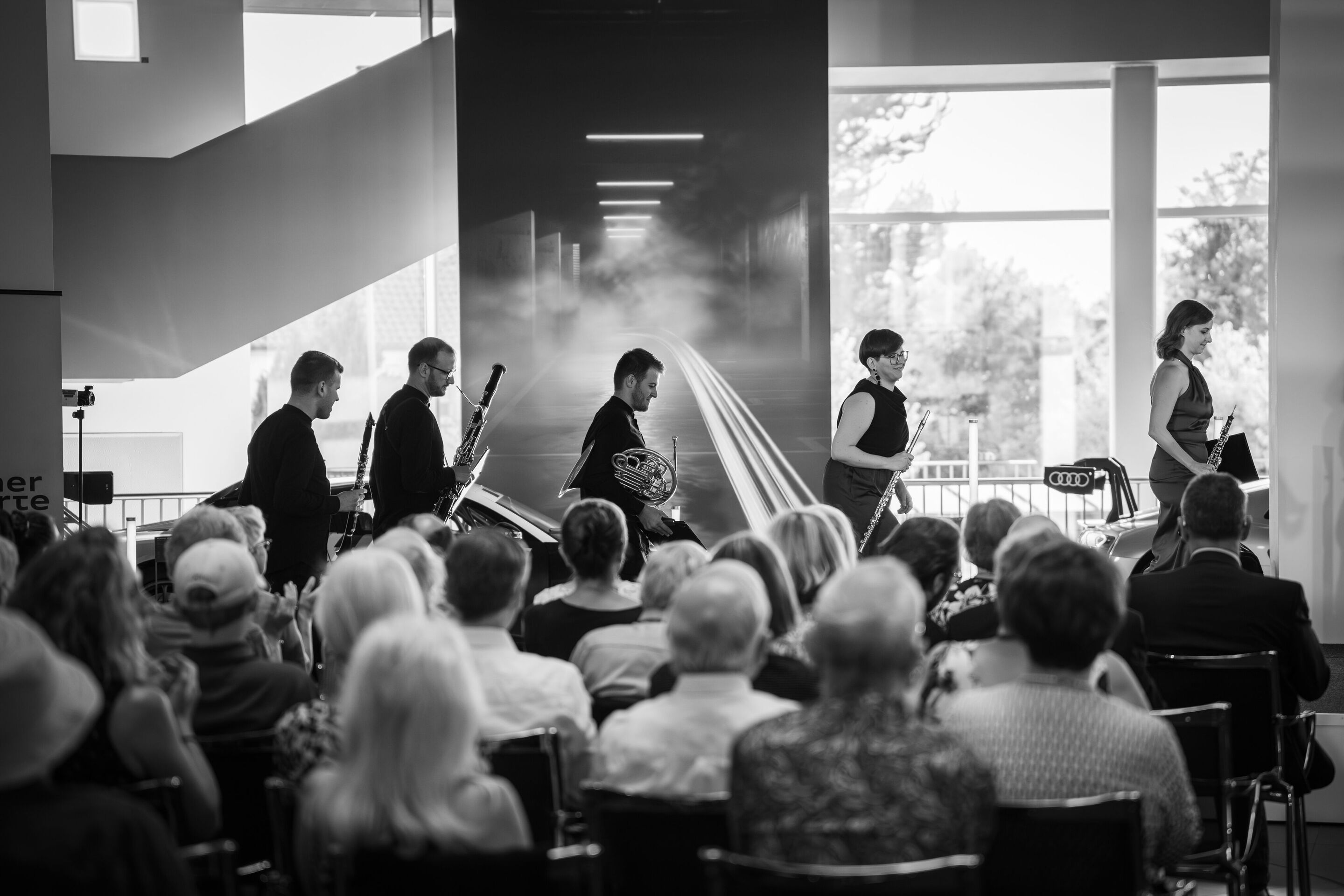 Alinde Quintet – winners of the ARD Music Competition - From the audience's perspective, the members of the Alinde Quintet enter the stage from the left at the Audi museum mobile.