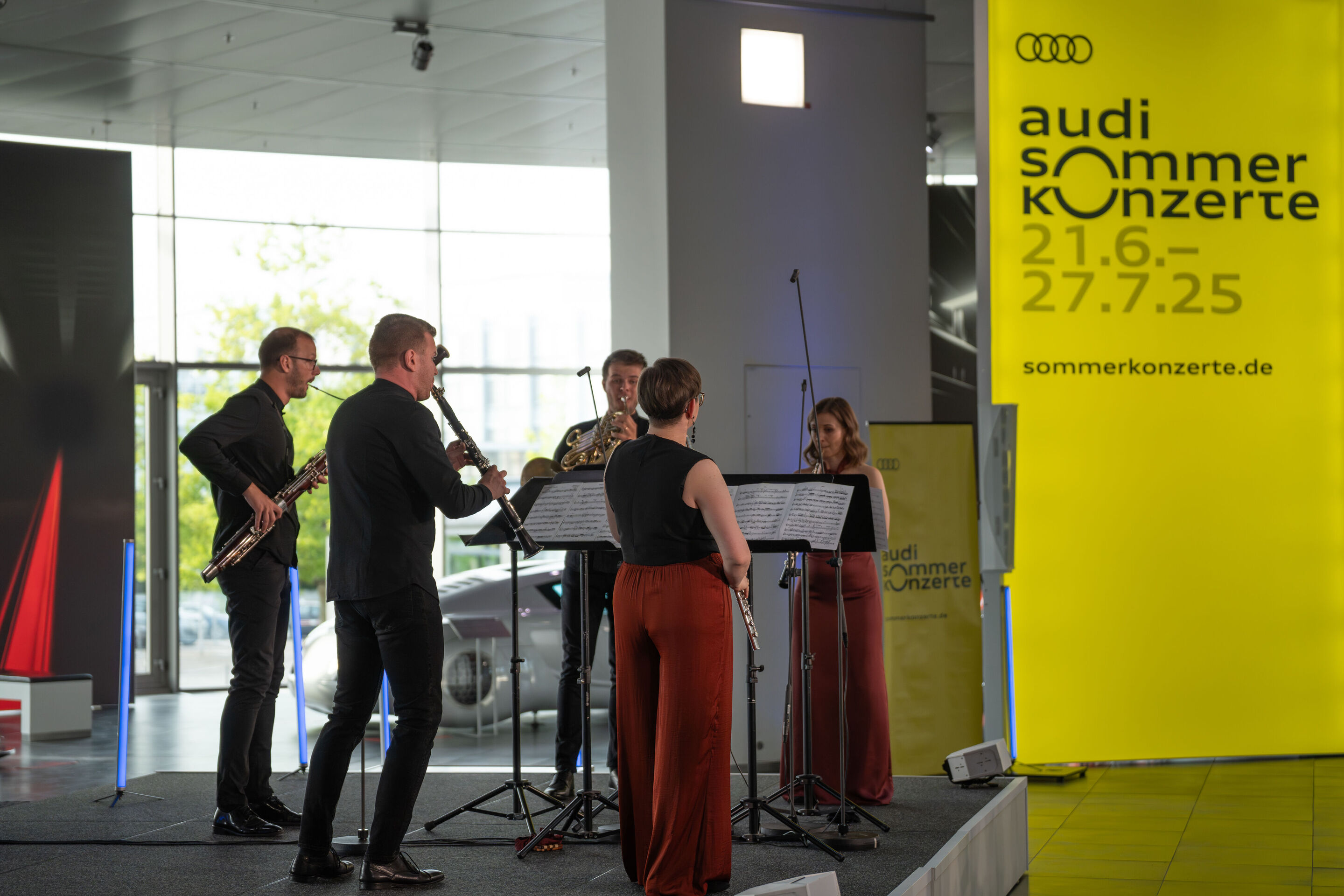 Alinde Quintet – winners of the ARD Music Competition - On stage at the Audi museum mobile, the Alinde Quintet is performing, an Audi Summer Concerts banner is visible to the right.