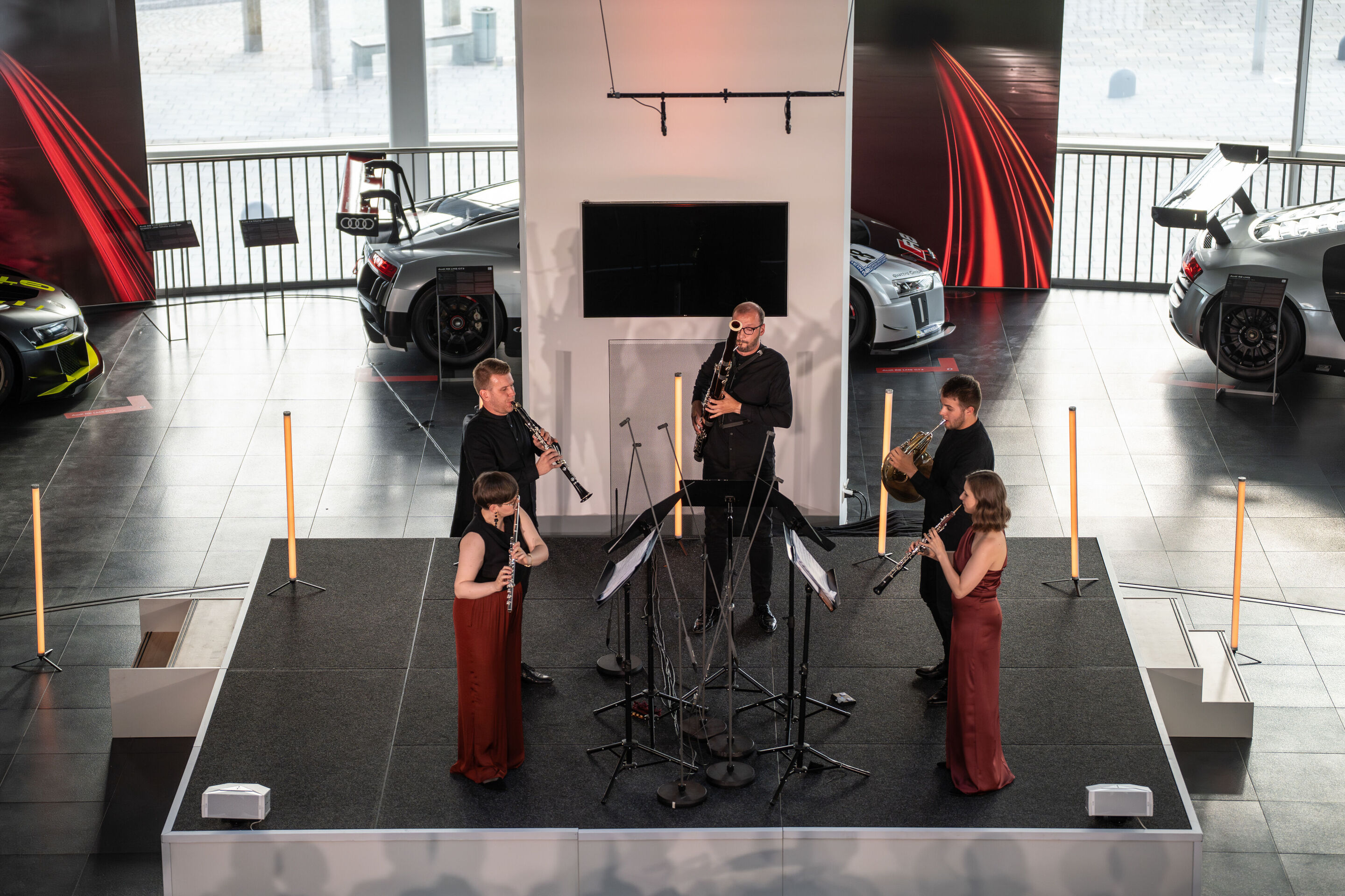 Alinde Quintet – ARD-Musikwettbewerb Preisträger - Auf der Bühne im Audi museum mobile musiziert das Alinde Quintet. Im Hintergrund sind Audi R8 aus der aktuellen Sonderausstellung zu sehen.