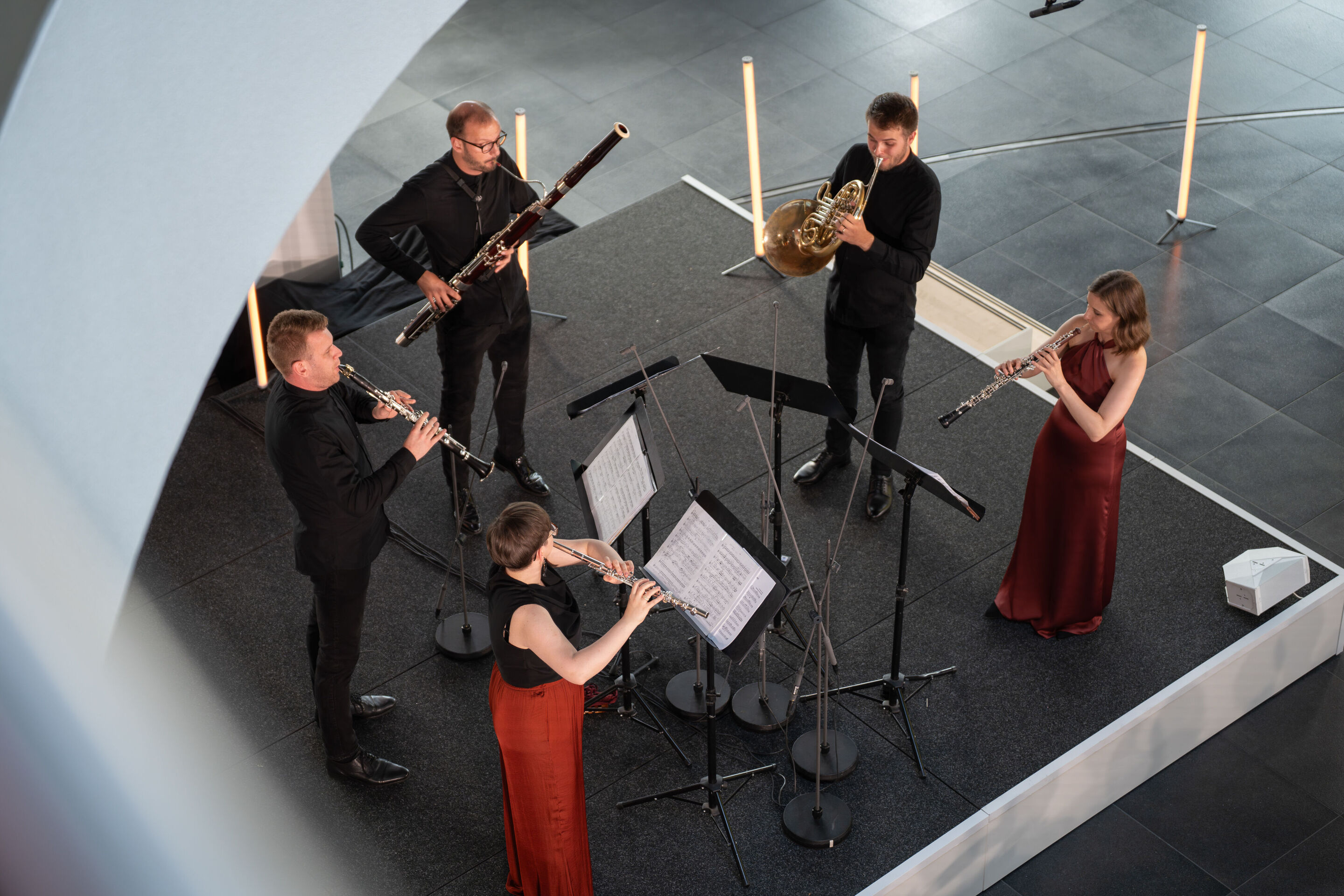 Alinde Quintet – winners of the ARD Music Competition - From above, the musicians of the Alinde Quintet performing on stage at the Audi museum mobile.