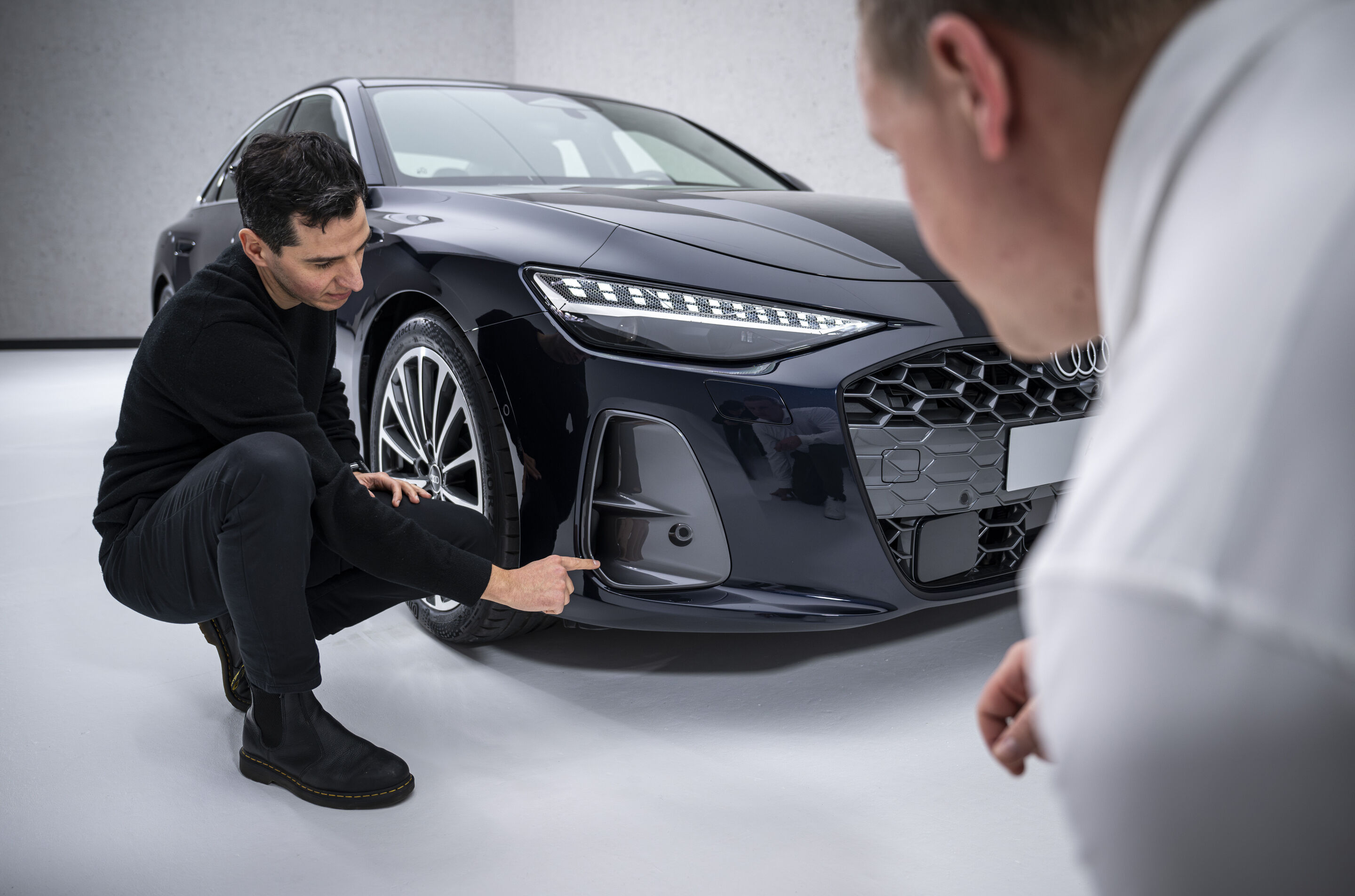 Neu im Handel verfügbar: die A6 Limousine - Exterieur-Designer Francesco d’Amore (li.) zeigt Aerodynamik-Entwickler Sebastian Weiper (re.) die Air Curtains der Audi A6 Limousine.