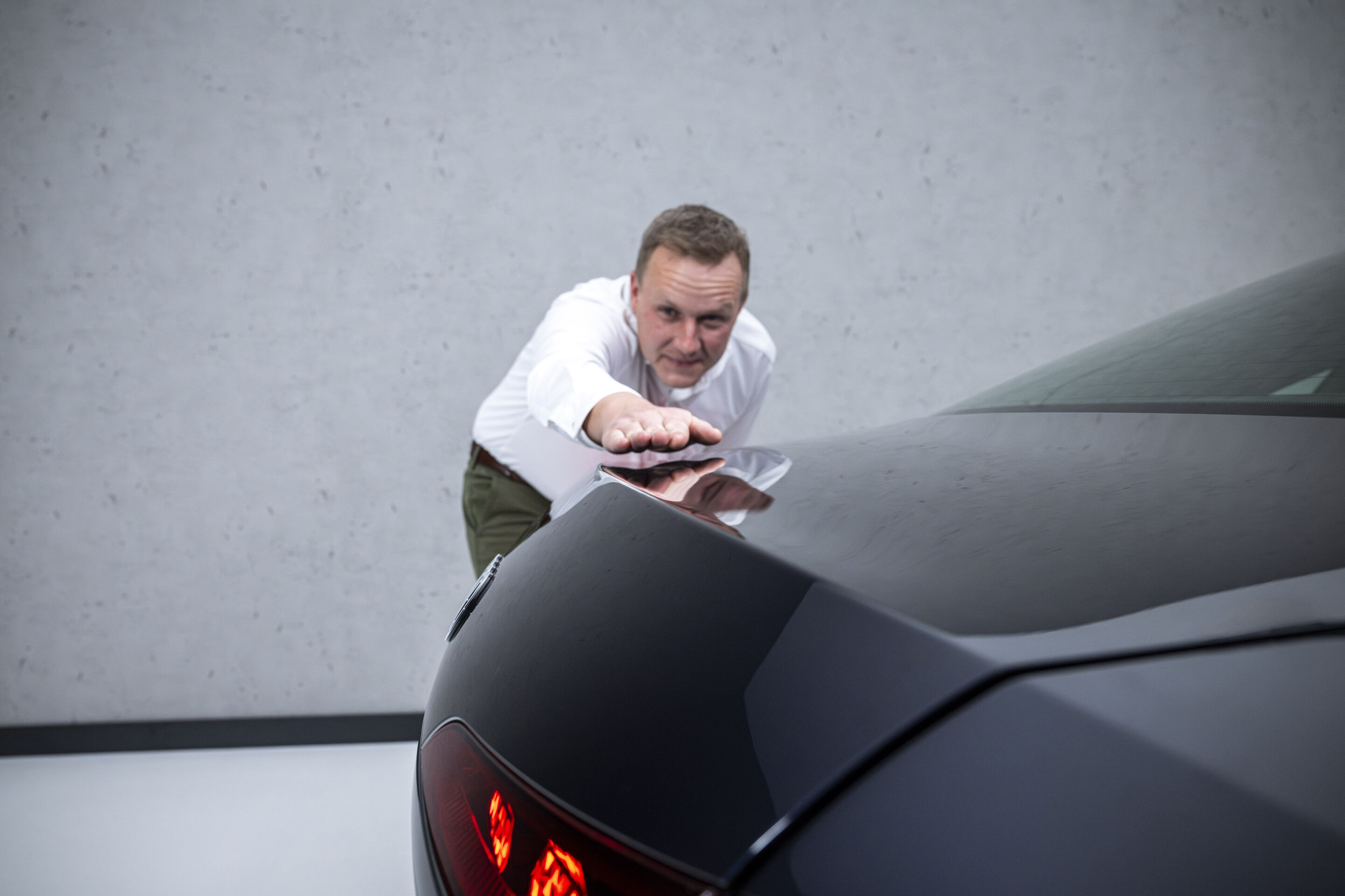 Neu im Handel verfügbar: die A6 Limousine - Aerodynamik-Entwickler Sebastian Weiper (li.) zeigt auf eine in die Heckklappe integrierte Kante der Audi A6 Limousine, die für einen optimalen Strömungsabriss sorgt.
