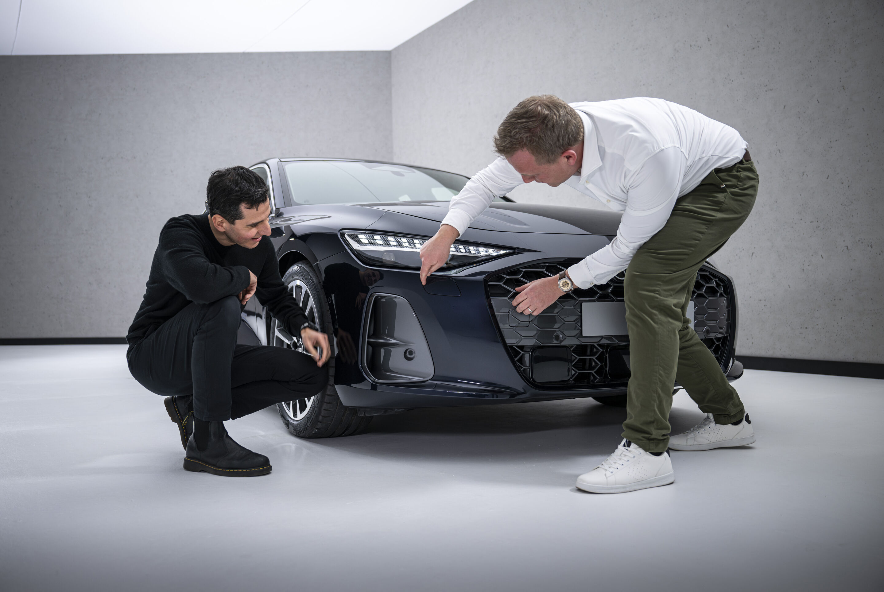 Neu im Handel verfügbar: die A6 Limousine - Aerodynamik-Entwickler Sebastian Weiper (re.) zeigt Exterieur-Designer Francesco d’Amore (li.) die Air Curtains der Audi A6 Limousine.
