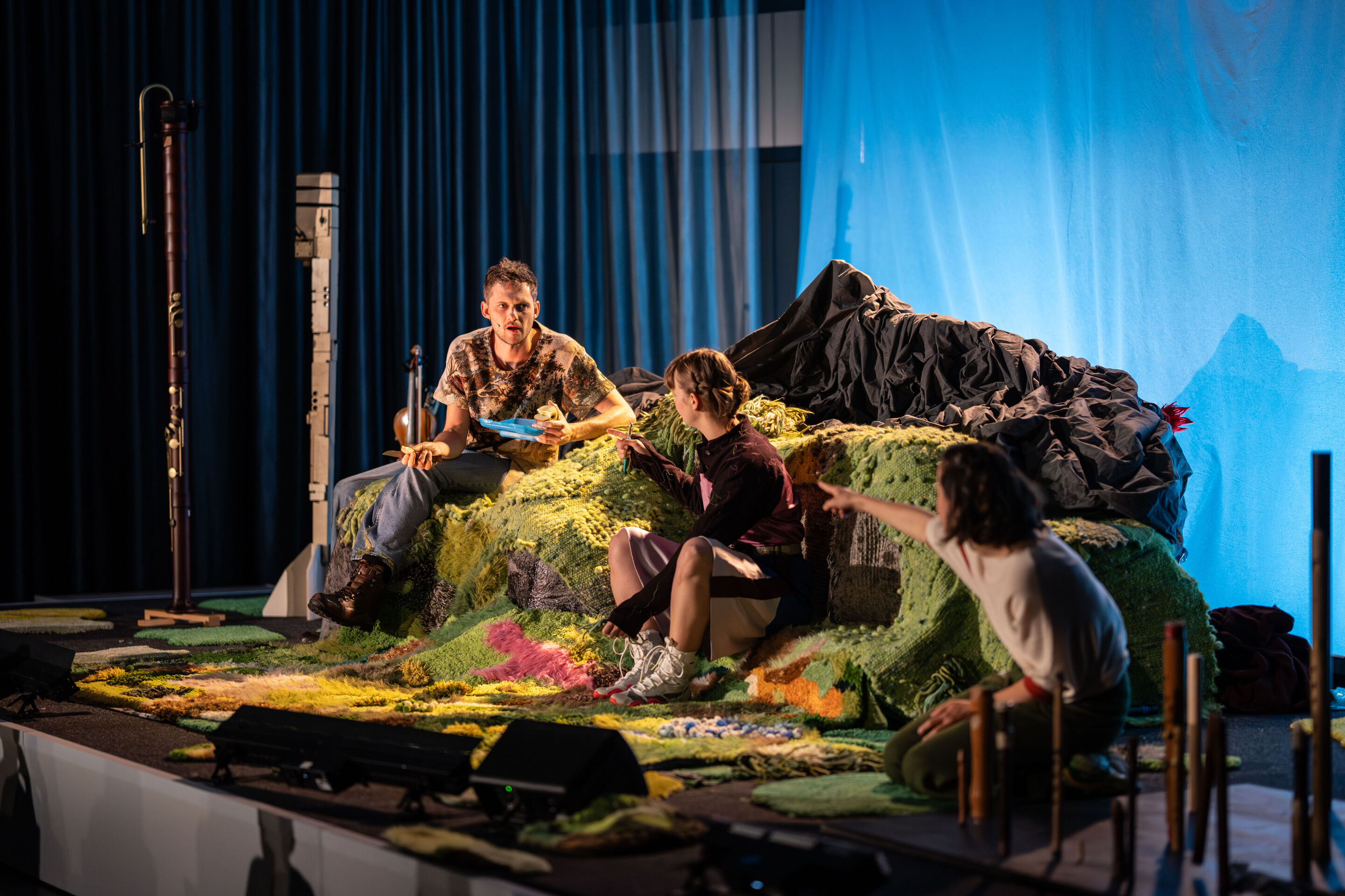 Salzburger Festspiele zu Gast: „Berge flüstern laut“ – Musiktheater für Kinder - Darsteller der Salzburger Festspiele Matteo Haitzmann(l.), Franca Luisa Burandt und Anne-Suse Enßle(r.) - in der Bergkulisse auf der Bühne im Kinosaal des Audi museum mobile.