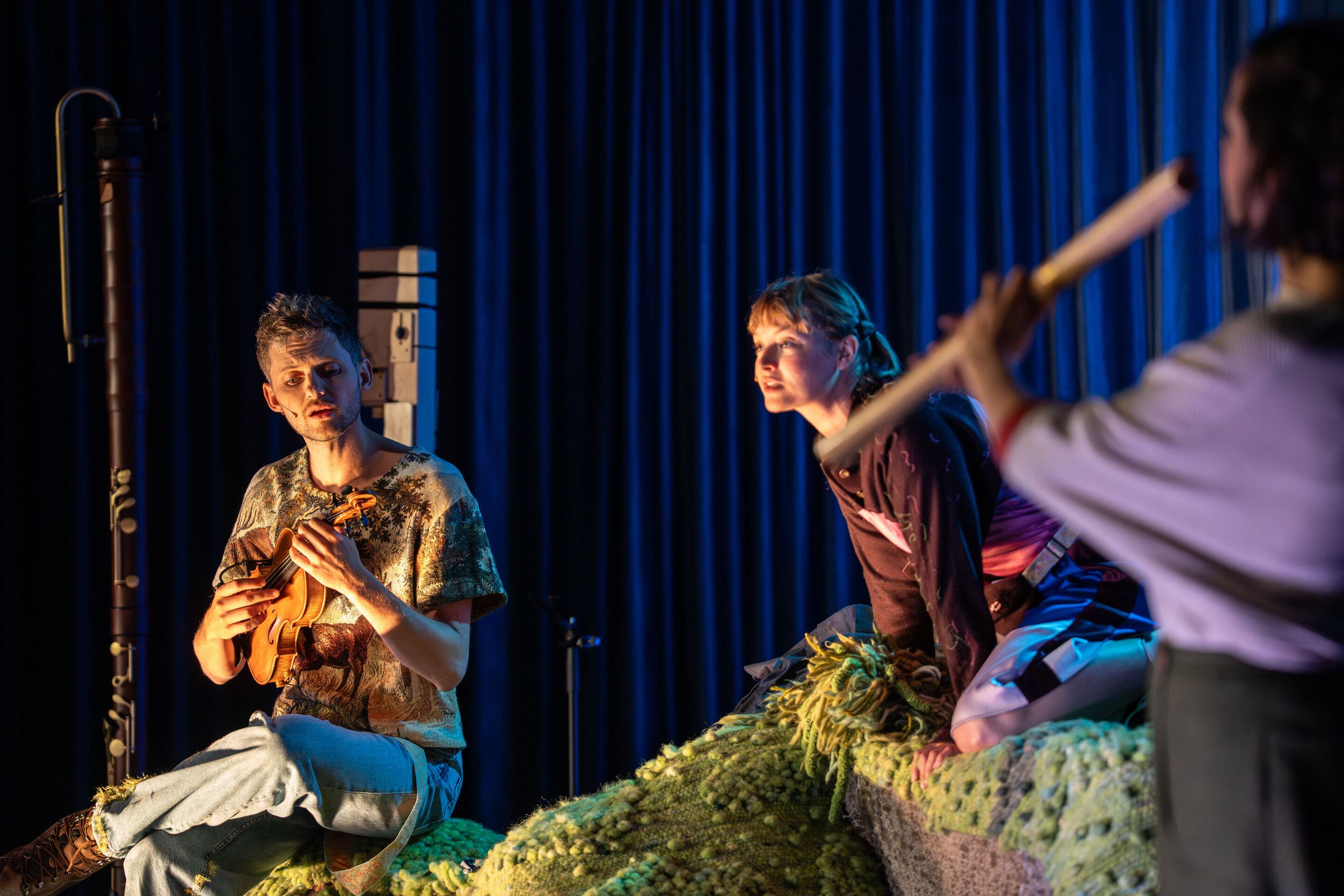 Salzburger Festspiele zu Gast: „Berge flüstern laut“ – Musiktheater für Kinder - Matteo Haitzmann(l.) und Franca Luisa Burandt(r.) Darsteller der Salzburger Festspiele in der Bergkulisse auf der Bühne des Kinosaals im Audi museum mobile.