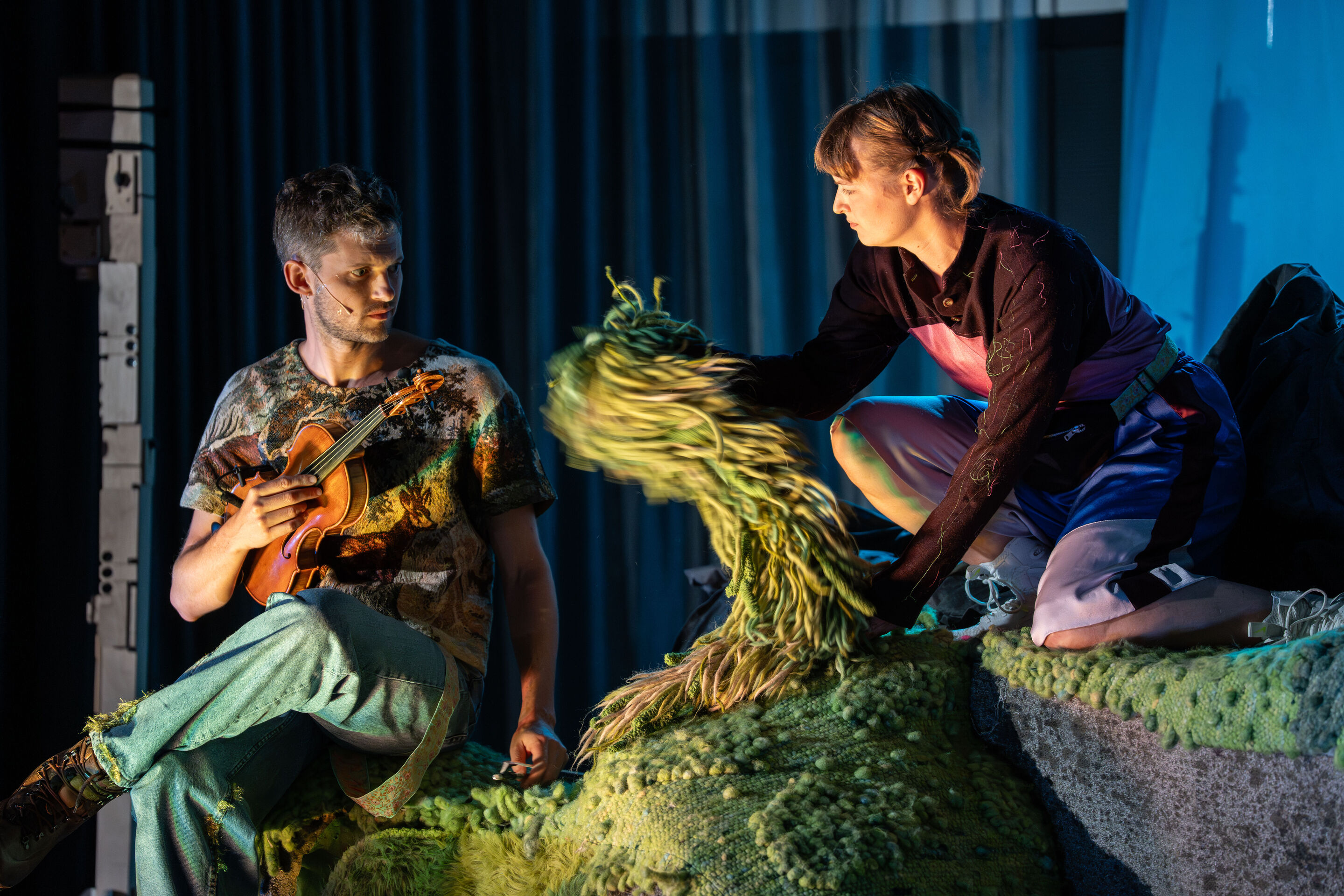 Salzburger Festspiele zu Gast: „Berge flüstern laut“ – Musiktheater für Kinder - Franca Luisa Burandt (l.) und Matteo Haitzmann (r.), Darsteller der Salzburger Festspiele in der Bergkulisse auf der Bühne des Kinosaals im Audi museum mobile.