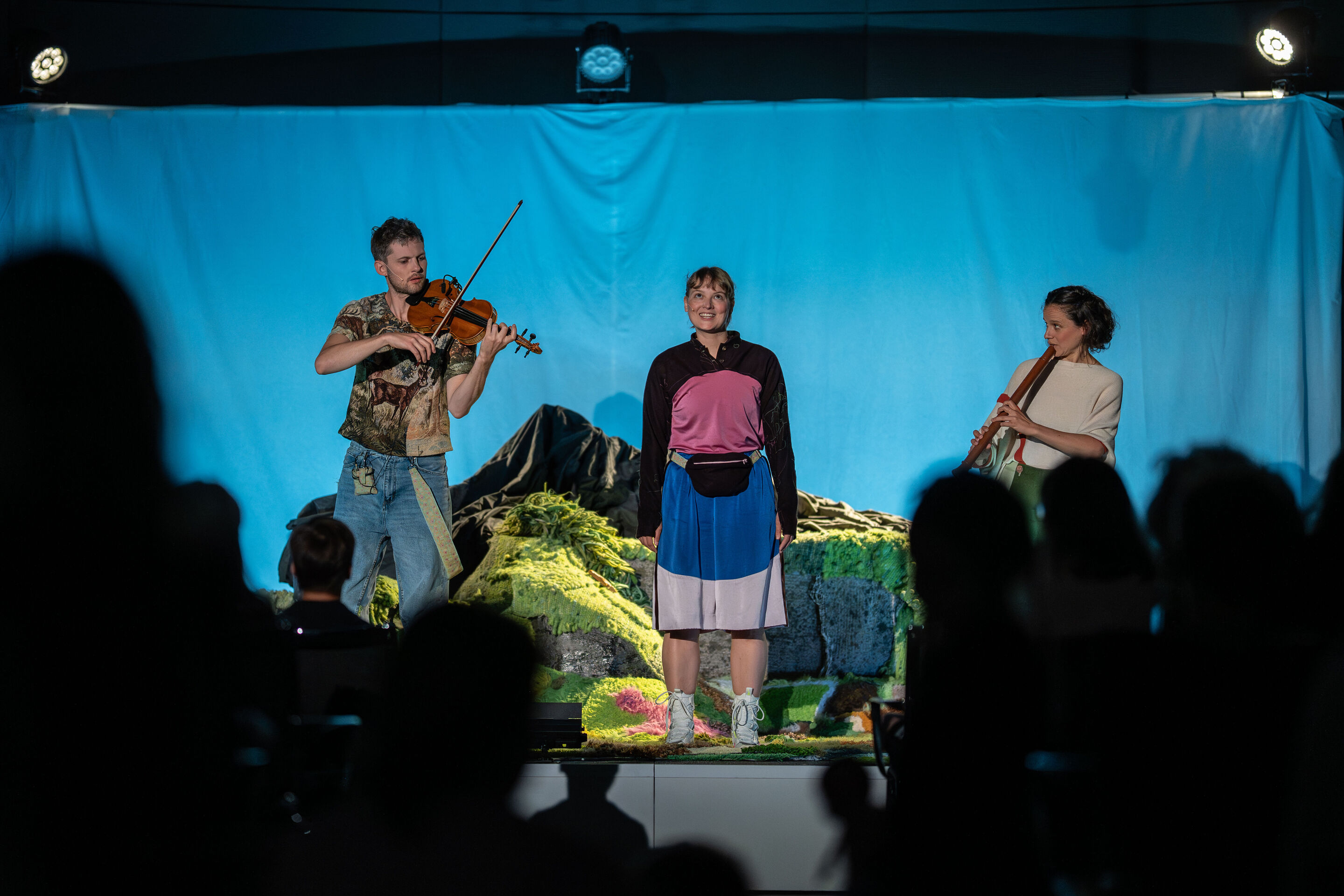 Salzburger Festspiele zu Gast: „Berge flüstern laut“ – Musiktheater für Kinder - Aus Sicht des Publikums: Franca Luisa Burandt, Matteo Haitzmann und Anne-Suse Enßle Darsteller der Salzburger Festspiele der Bühne des Kinosaals im Audi museum mobile.