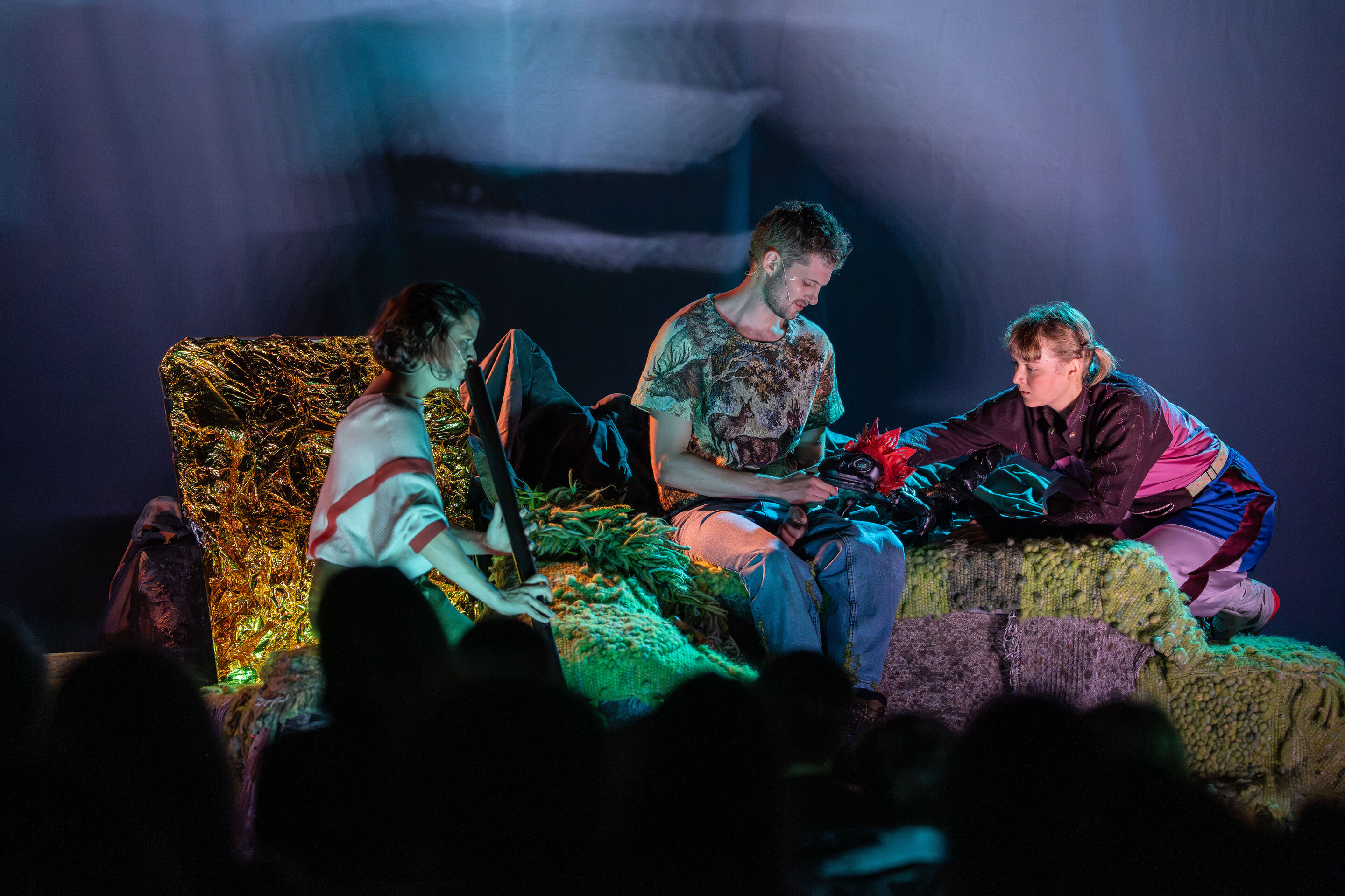 Salzburger Festspiele zu Gast: „Berge flüstern laut“ – Musiktheater für Kinder - Anne-Suse Enßle(l.), Matteo Haitzmann und Franca Luisa Burandt (r.), Darsteller der Salzburger Festspiele auf der Bühne des Kinosaals im Audi museum mobile.