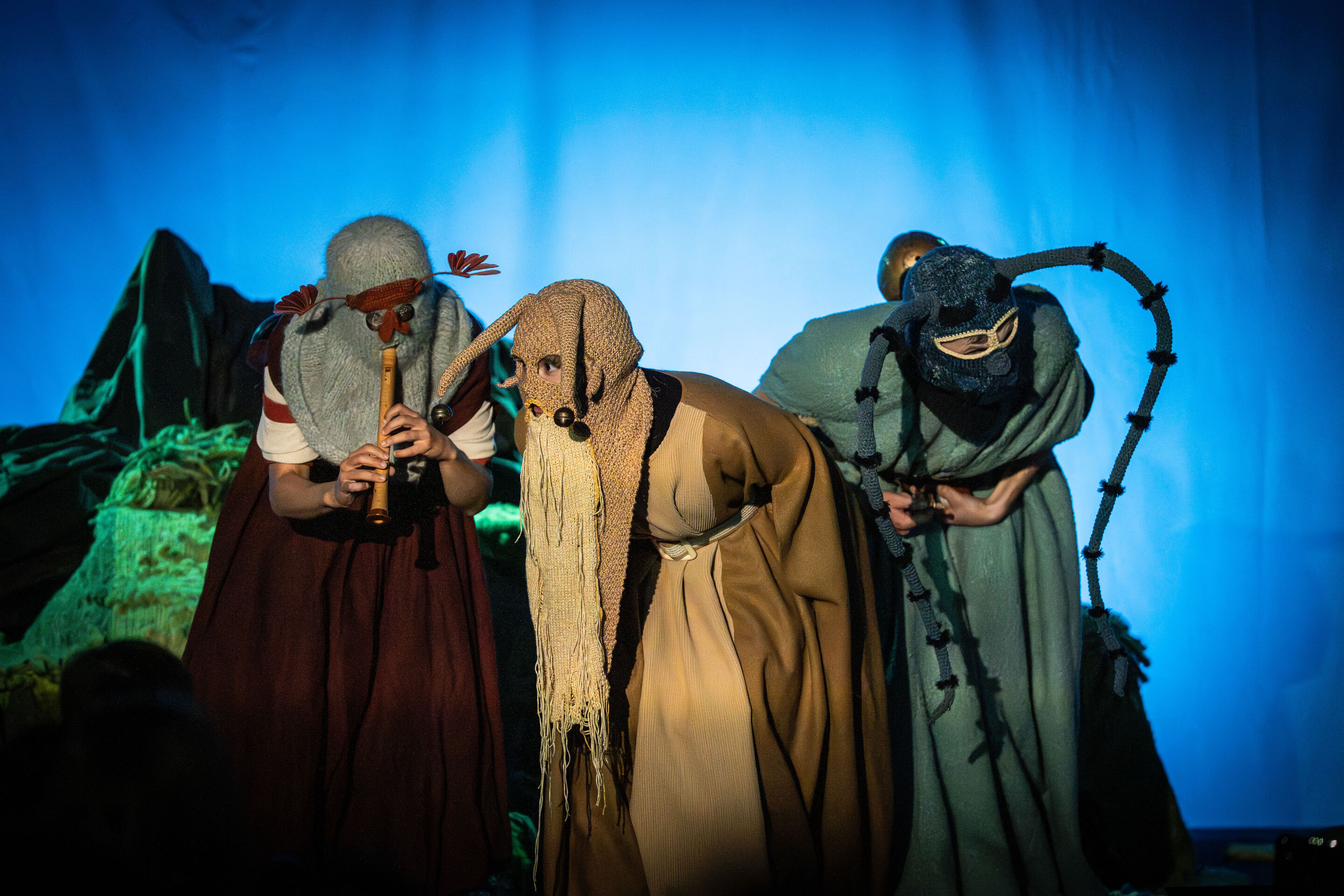 Salzburger Festspiele zu Gast: „Berge flüstern laut“ – Musiktheater für Kinder - Anne-Suse Enßle(l.), Franca Luisa, Burandt und Matteo Haitzmann (r.), Darsteller der Salzburger Festspiele auf der Bühne des Kinosaals im Audi museum mobile.