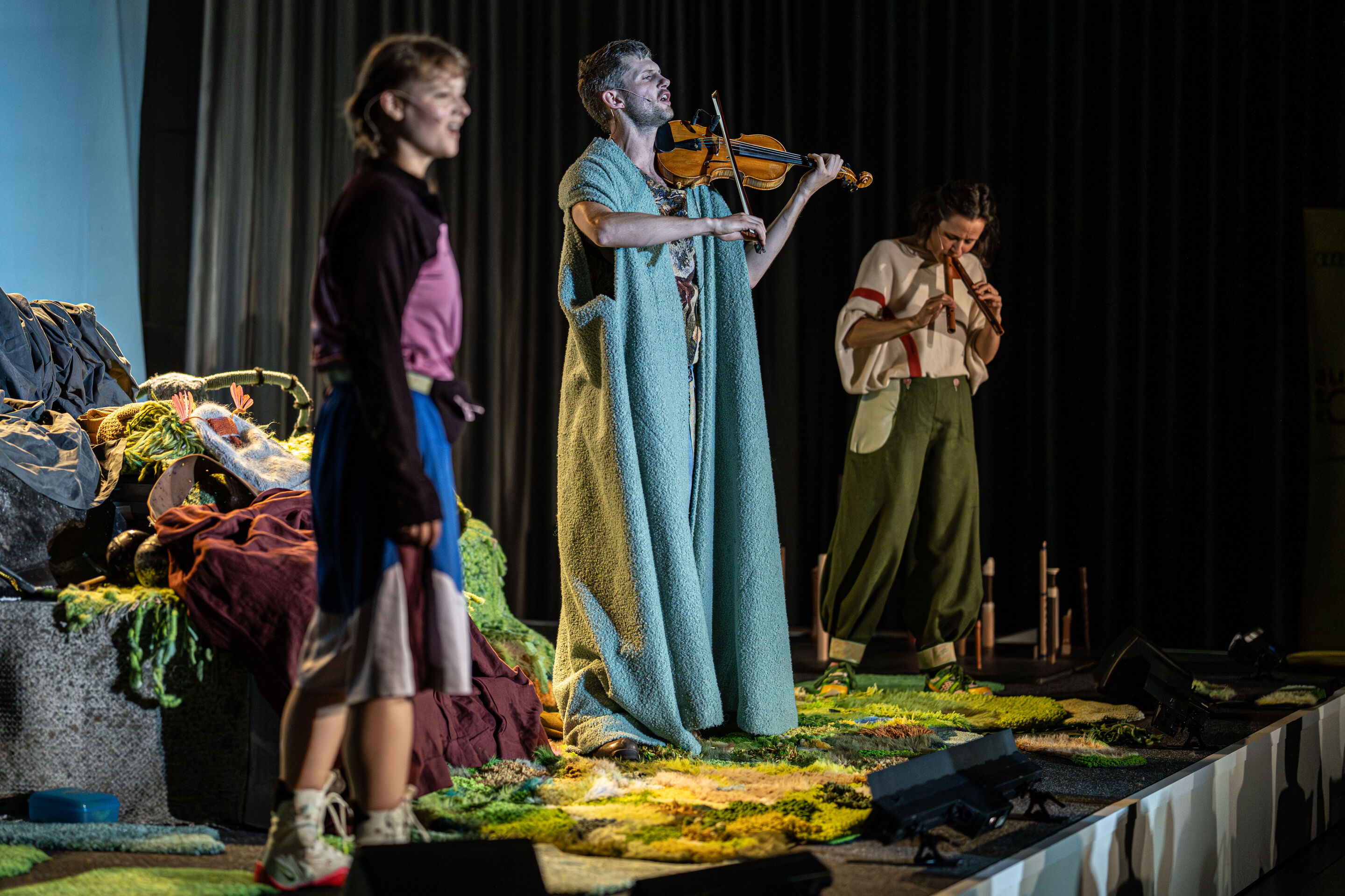 Salzburger Festspiele zu Gast: „Berge flüstern laut“ – Musiktheater für Kinder - Matteo Haitzmann(l.), Franca Luisa Burandt und Anne-Suse Enßle(r.) Darsteller der Salzburger Festspiele während ihrer Performance auf der Bühne des Kinosaals im Audi museum...