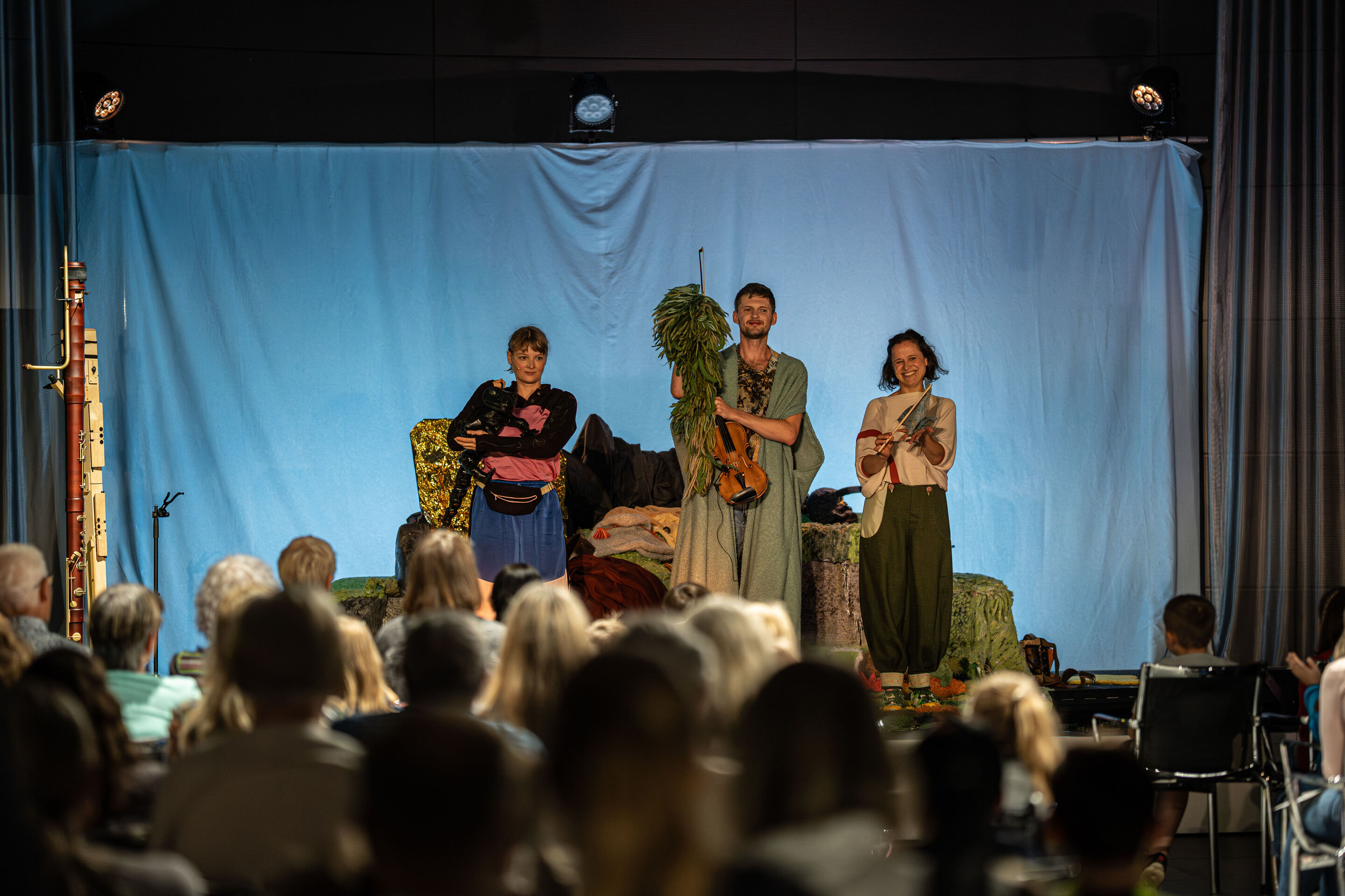 Salzburger Festspiele zu Gast: „Berge flüstern laut“ – Musiktheater für Kinder - Aus Sicht des Publikums: Franca Luisa Burandt, Matteo Haitzmann und Anne-Suse Enßle Darsteller der Salzburger Festspiele der Bühne des Kinosaals im Audi museum mobile.