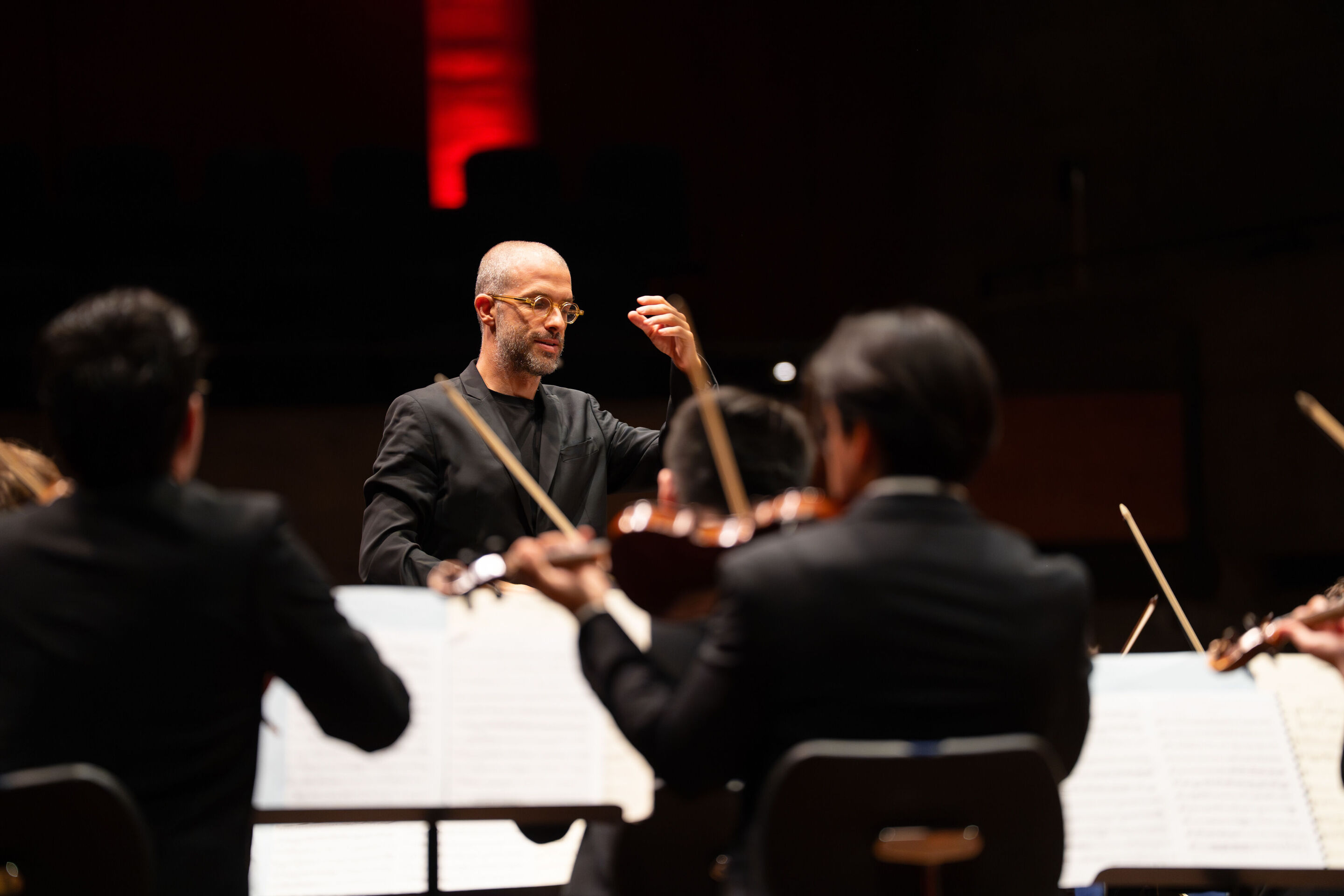 Abschlusskonzert mit Akkordeonstar Martynas Levickis und der Deutschen Kammerphilharmonie Bremen - Auf der Bühne des Festsaals Ingolstadt ist Dirigent Omer Meir Wellber sowie Musizierende der Deutschen Kammerphilharmonie Bremen zu sehen.