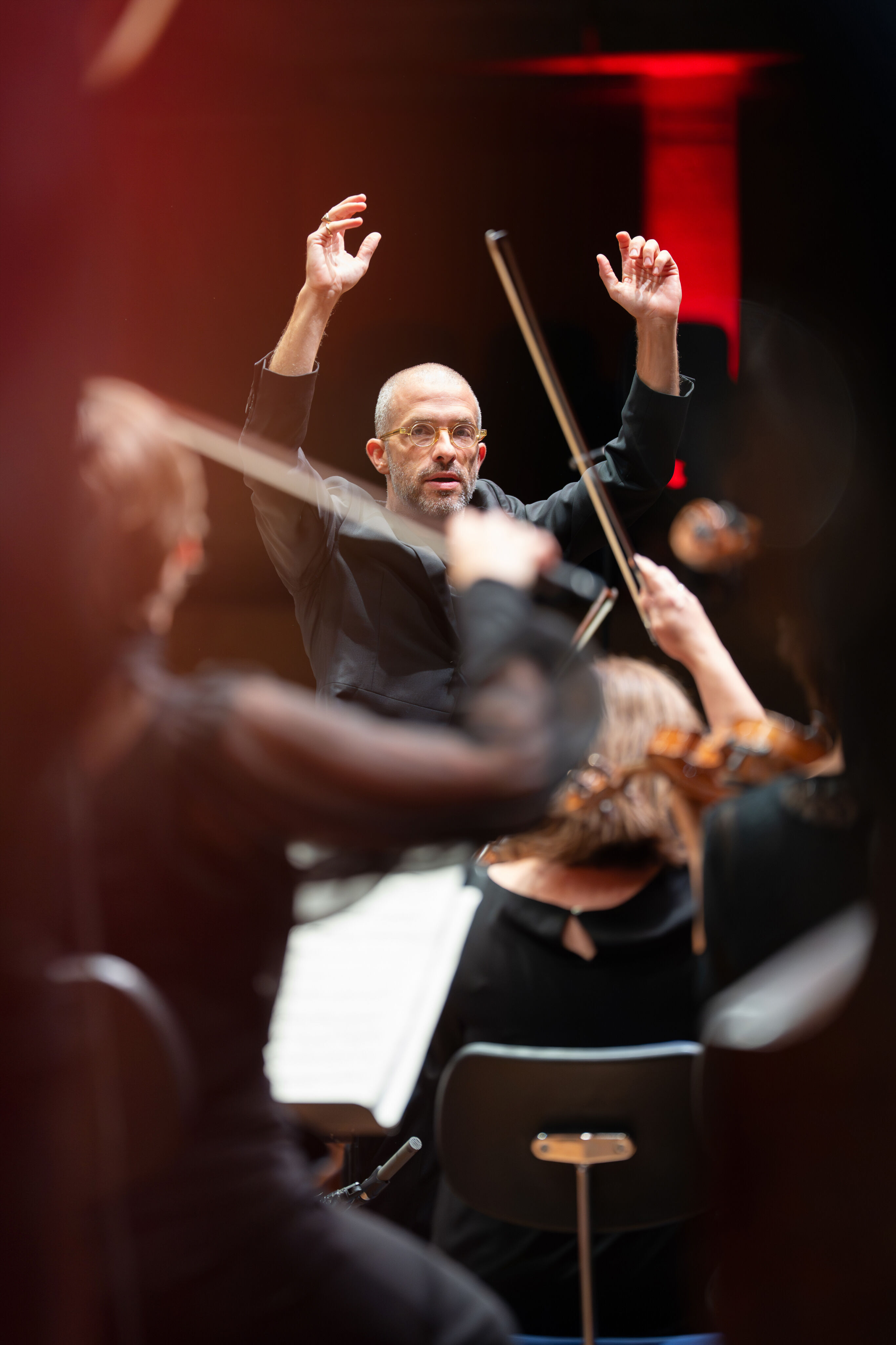 Abschlusskonzert mit Akkordeonstar Martynas Levickis und der Deutschen Kammerphilharmonie Bremen - Omer Meir Wellber dirigiert die Deutsche Kammerphilharmonie Bremen auf der Bühne des Festsaals Ingolstadt.