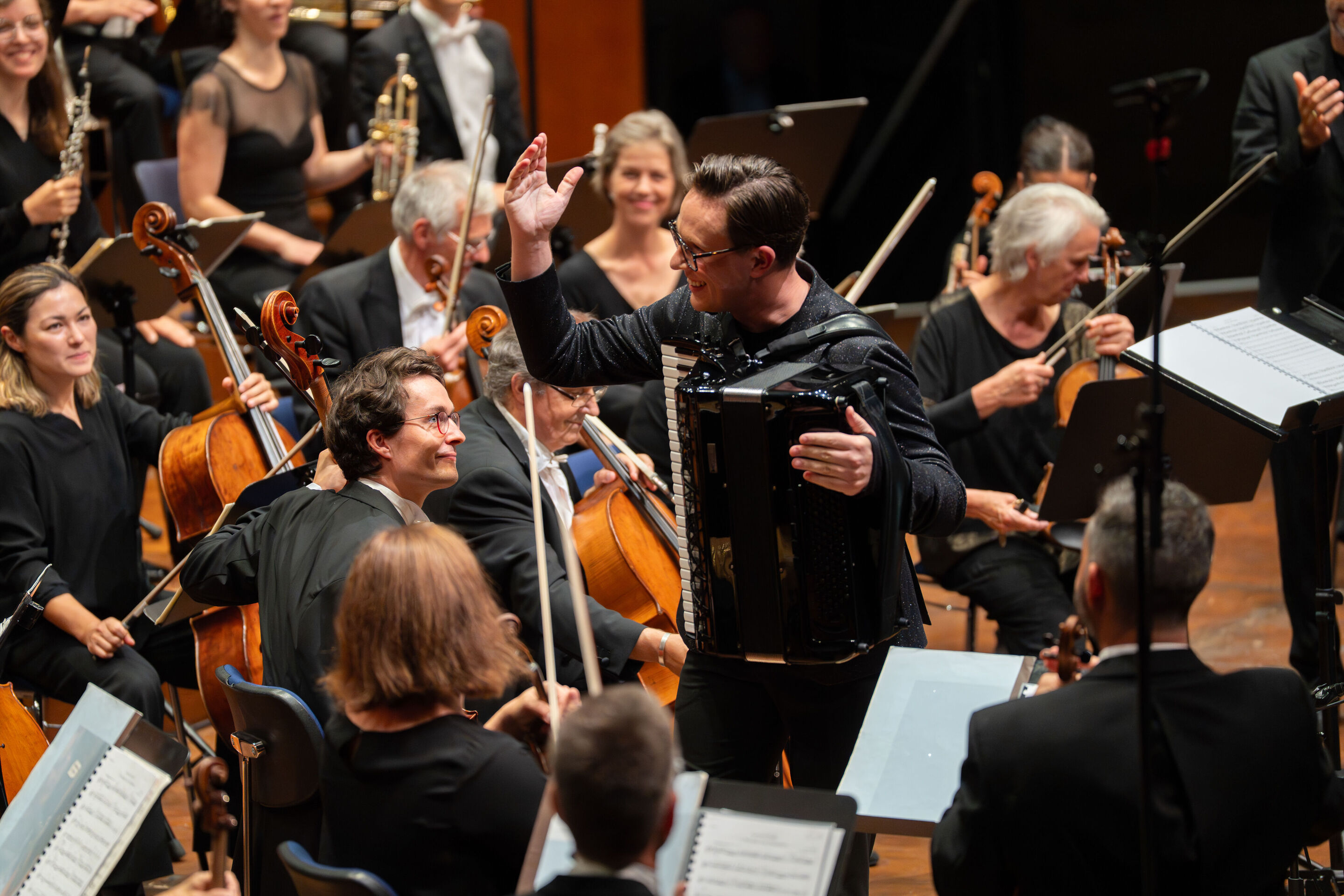Abschlusskonzert mit Akkordeonstar Martynas Levickis und der Deutschen Kammerphilharmonie Bremen - Akkordeonstar Martynas Levickis auf der Bühne des Festsaals Ingolstadt in Begleitung der Deutschen Kammerphilharmonie Bremen.