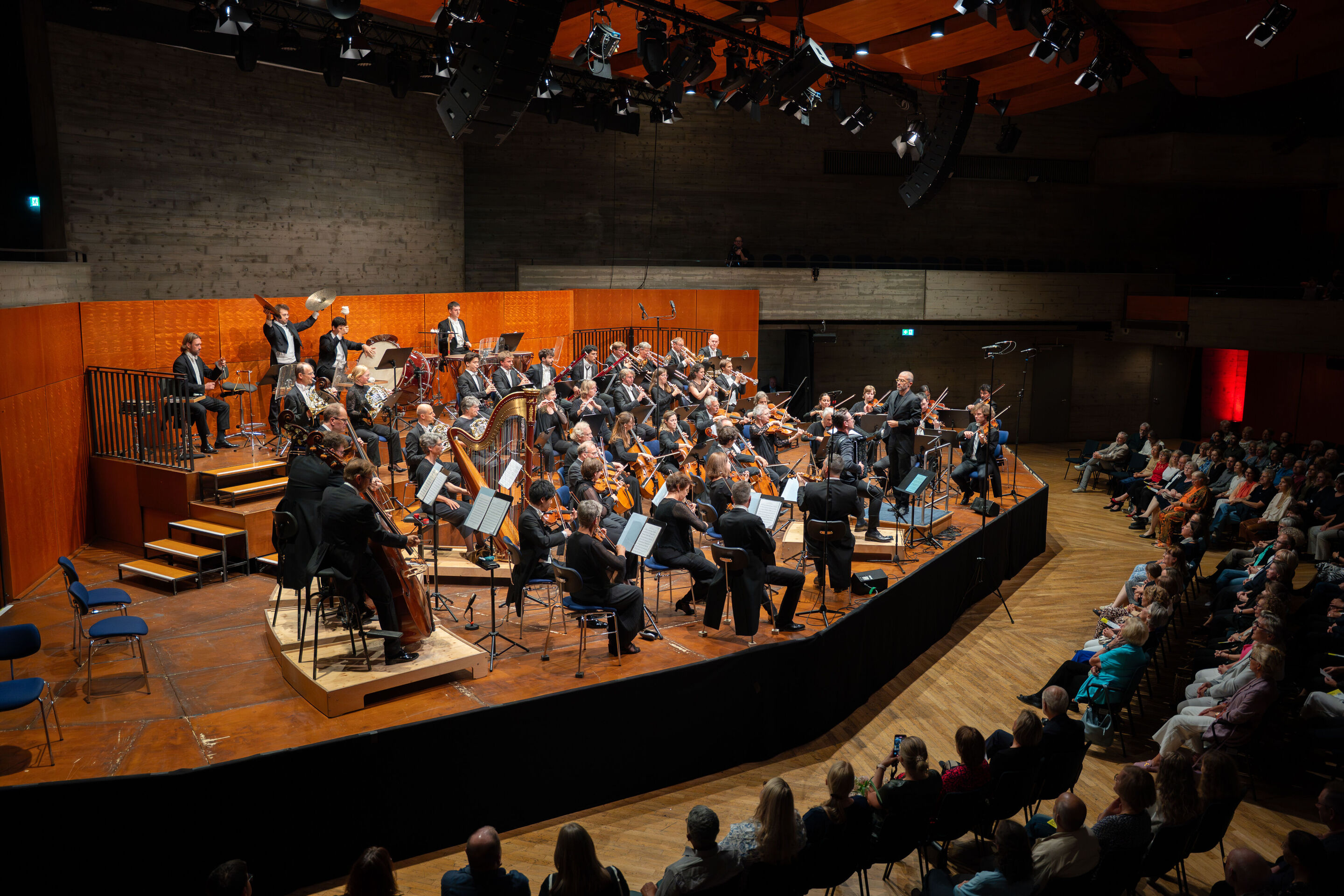 Abschlusskonzert mit Akkordeonstar Martynas Levickis und der Deutschen Kammerphilharmonie Bremen - Der Blick von oben links auf die Bühne des Festsaals Ingolstadt auf die Deutsche Kammerphilharmonie Bremen dirigiert von Omer Meir Wellber.