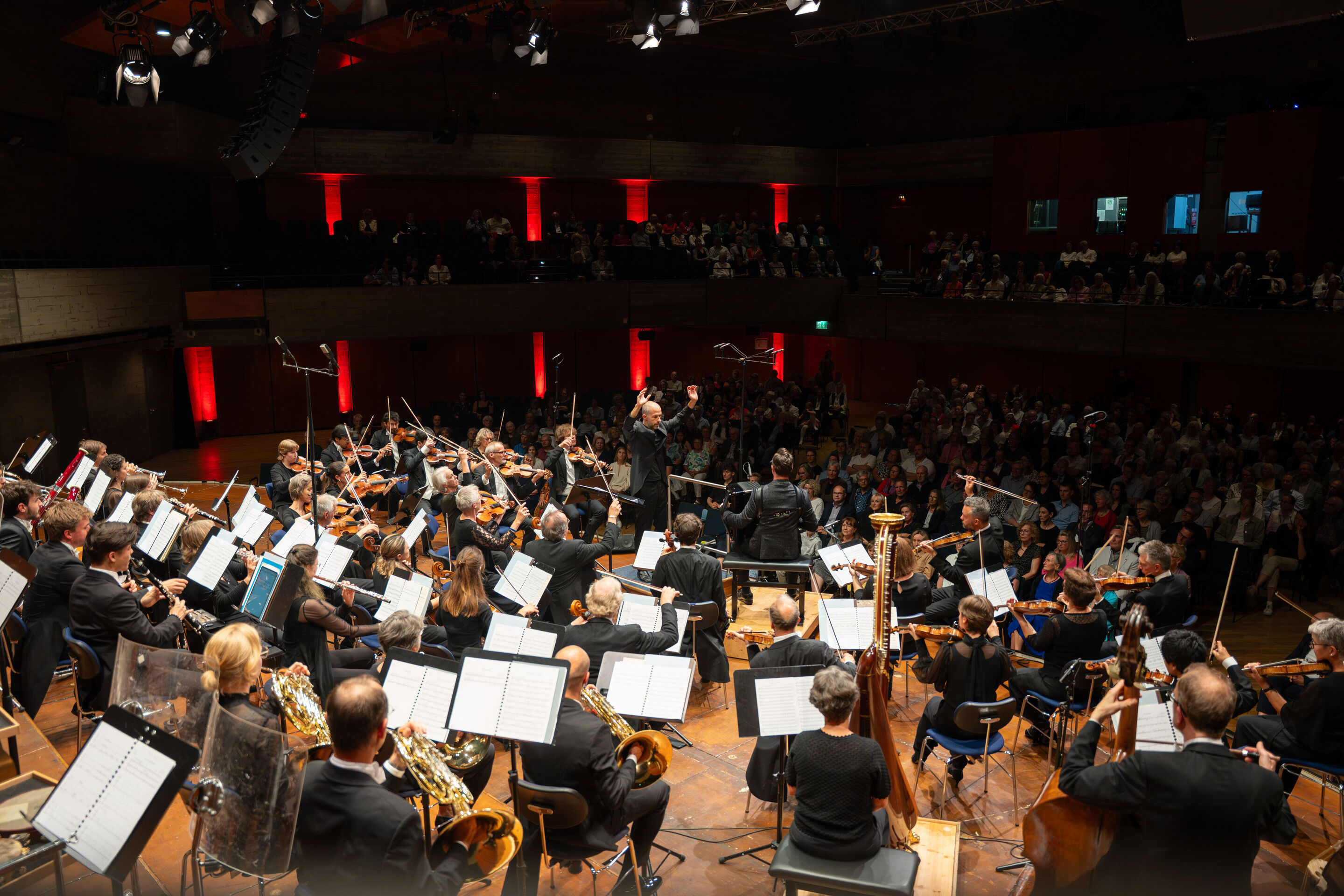 Abschlusskonzert mit Akkordeonstar Martynas Levickis und der Deutschen Kammerphilharmonie Bremen - Der Blick aus der Vogelperspektive auf die Deutsche Kammerphilharmonie Bremen, Akkordeonstar Martynas Levickis, dem Dirigenten Omer Meir Wellber und dem...