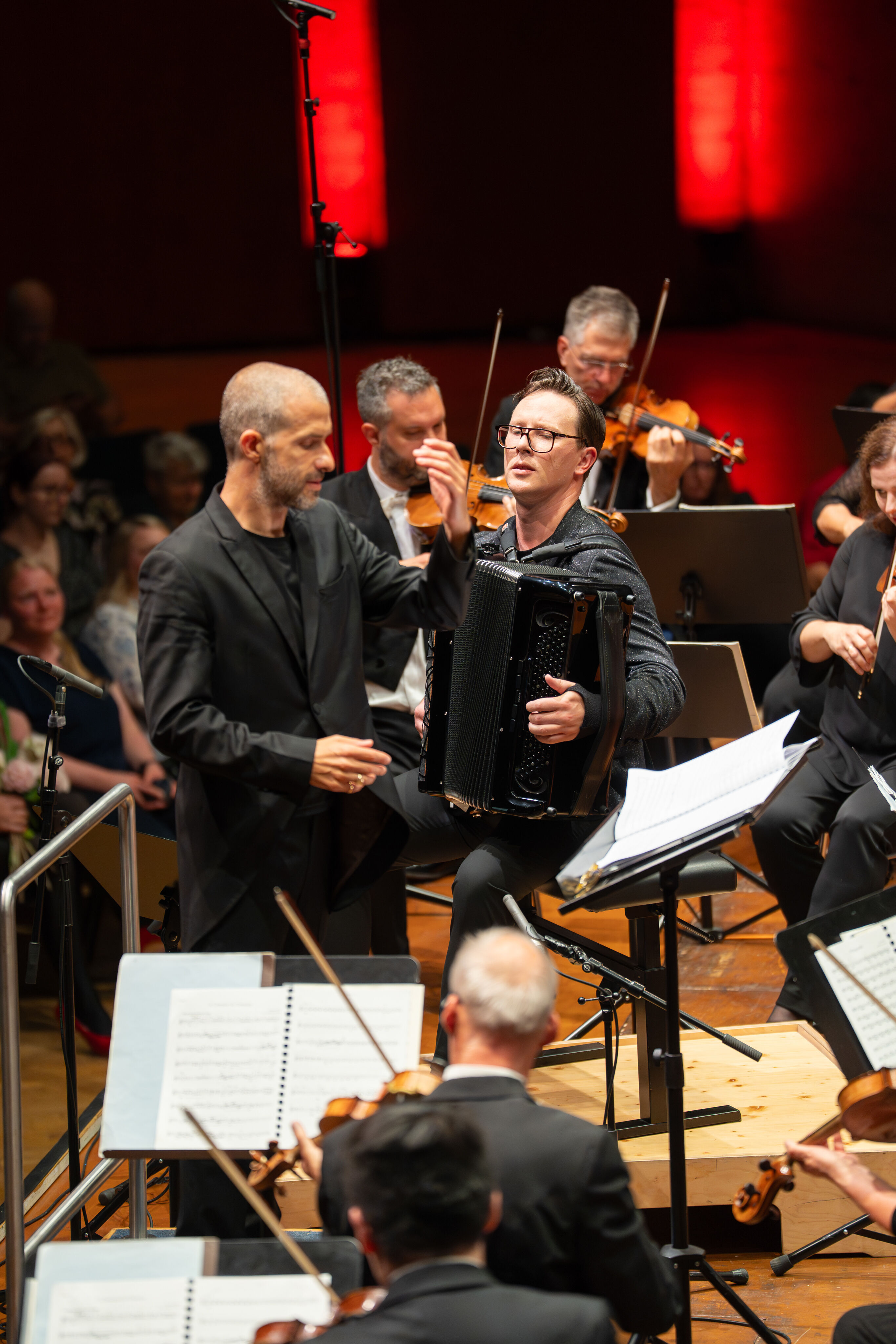 Abschlusskonzert mit Akkordeonstar Martynas Levickis und der Deutschen Kammerphilharmonie Bremen - Akkordeonstar Martynas Levickis mit der Deutschen Kammerphilharmonie Bremen unter der Leitung Omer Meir Wellbers im Festsaal Ingolstadt.