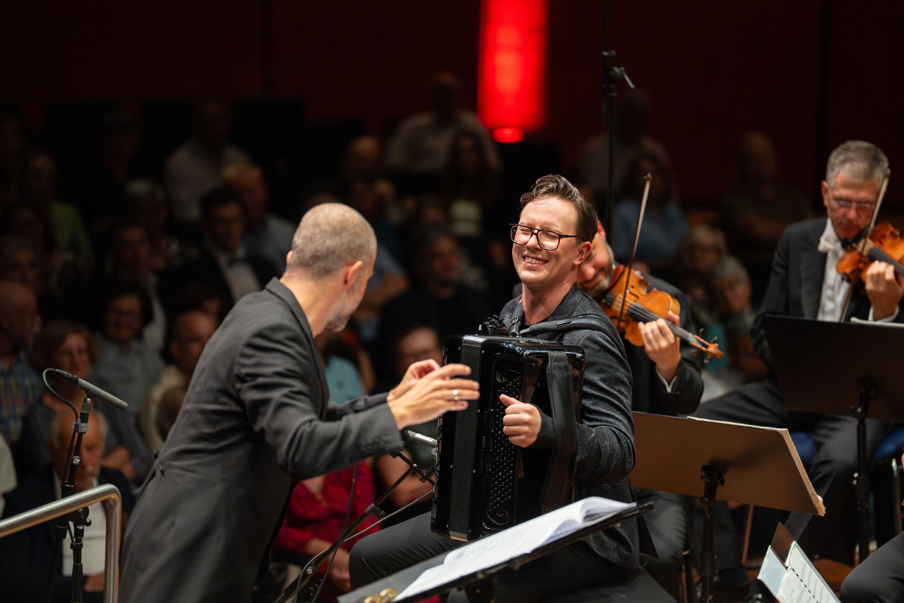 Abschlusskonzert mit Akkordeonstar Martynas Levickis und der Deutschen Kammerphilharmonie Bremen - Akkordeonstar Martynas Levickis mit der Deutschen Kammerphilharmonie Bremen unter der Leitung Omer Meir Wellbers im Festsaal Ingolstadt.