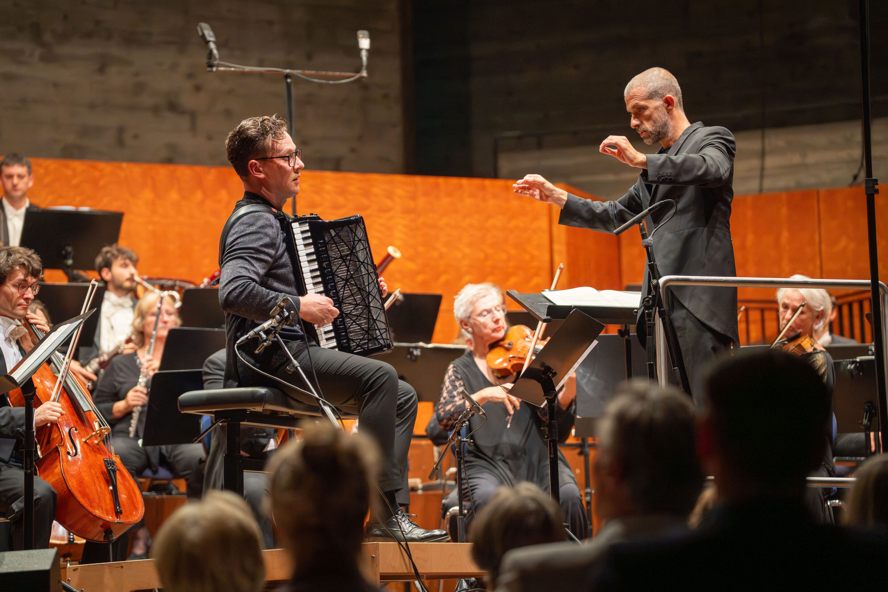 Abschlusskonzert mit Akkordeonstar Martynas Levickis und der Deutschen Kammerphilharmonie Bremen - Akkordeonstar Martynas Levickis mit der Deutschen Kammerphilharmonie Bremen unter der Leitung Omer Meir Wellbers auf der Bühne des Festsaals Ingolstadt.