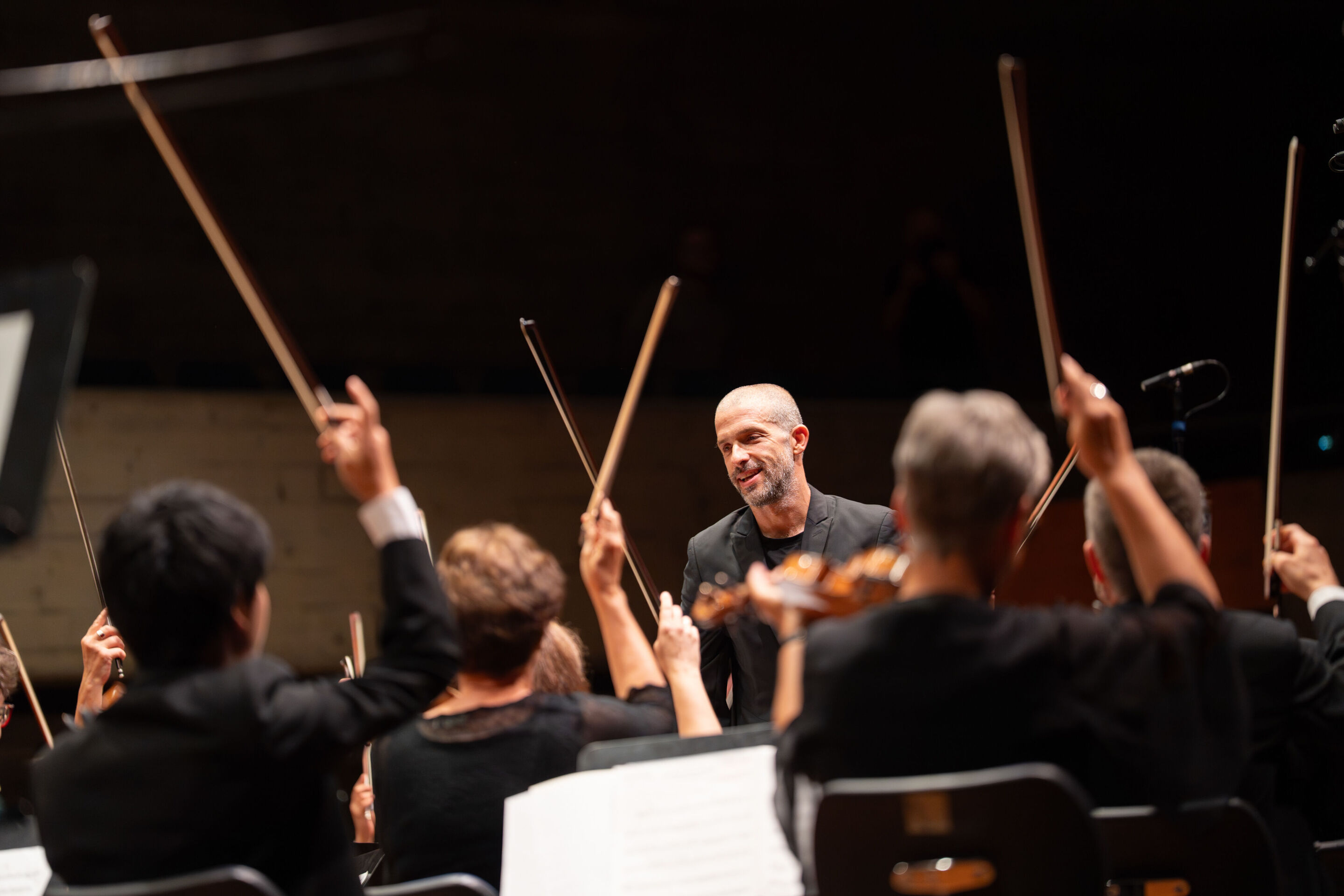 Abschlusskonzert mit Akkordeonstar Martynas Levickis und der Deutschen Kammerphilharmonie Bremen - Aus Sicht der Deutschen Kammerphilharmonie Bremen: Der Blick auf den Dirigenten Omer Meir Wellber auf der Bühne des Festsaals in Stadttheater Ingolstadt.