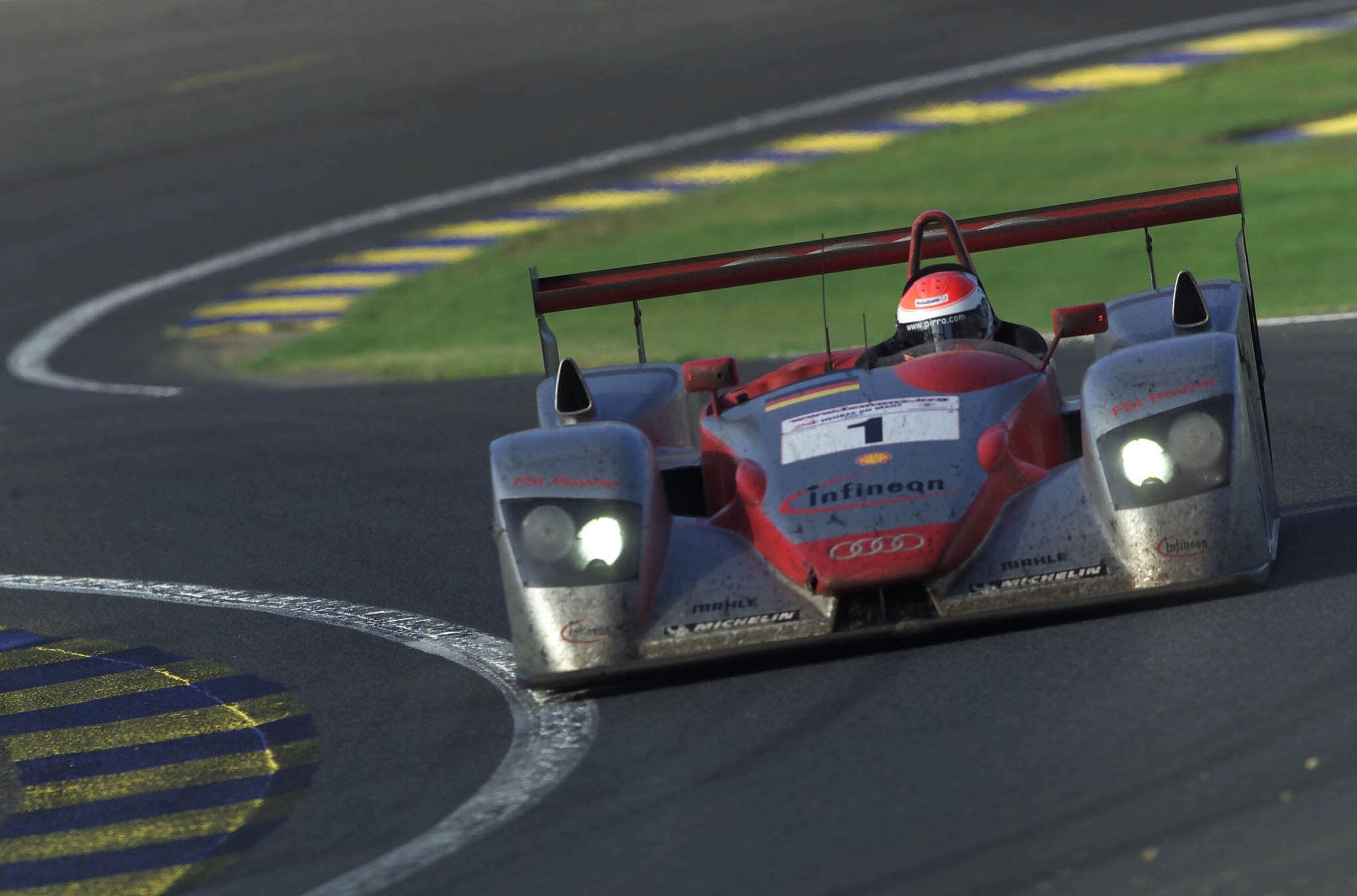 gamescom: Audi Tradition zeigt Le Mans Siegerauto - Dieser Audi R8 Le Mans Prototyp hat den Sieg bei den 24 Stunden von Le Mans eingefahren. Audi Tradition zeigt den 610 PS starken Boliden vom 20. bis 24. August 2025 auf der gamescom in Köln, der weltweit...