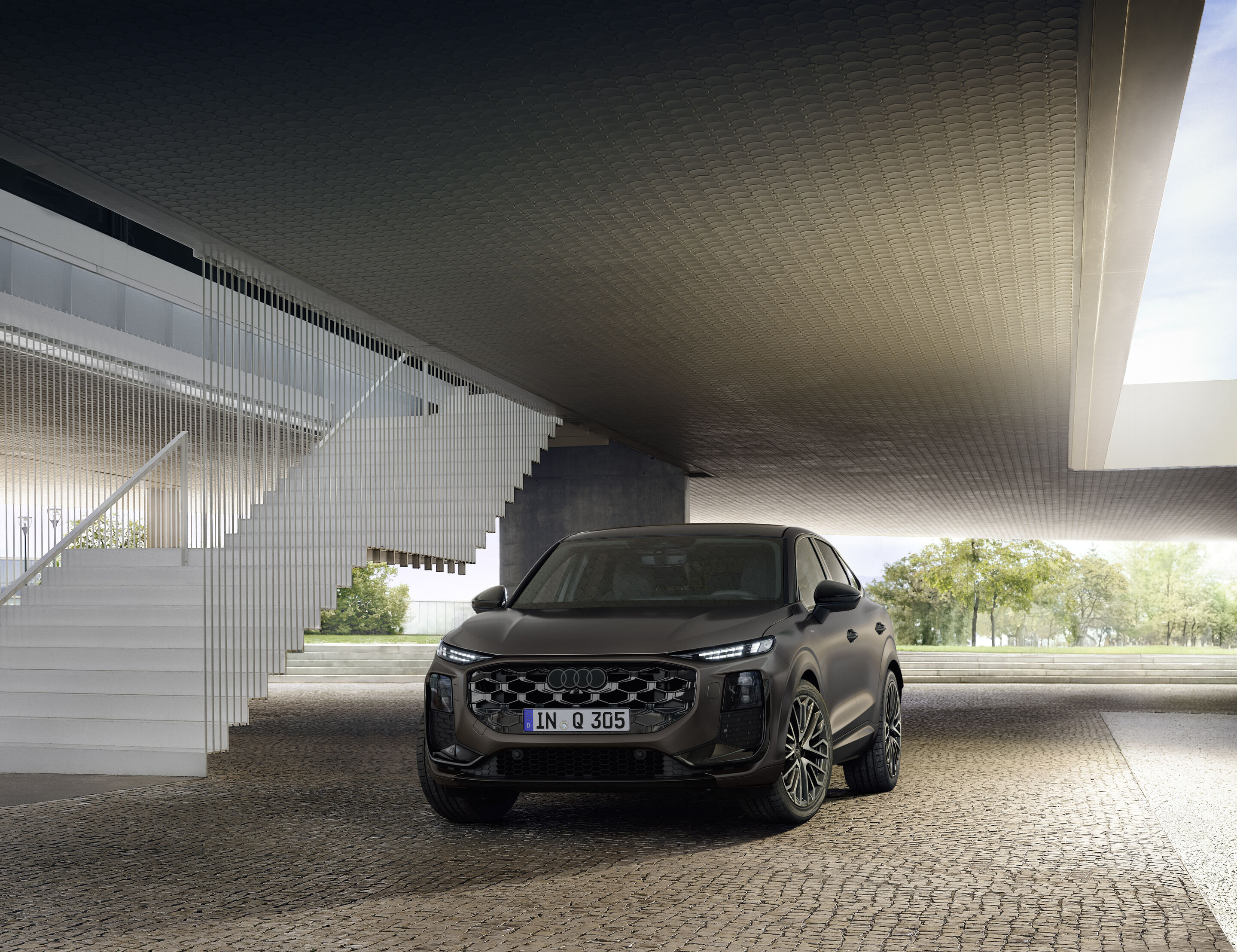 Audi Q3 Sportback - Madeirabraun Polarmatteffekt, Outdoor-Standaufnahme, Exterieur, Frontansicht
