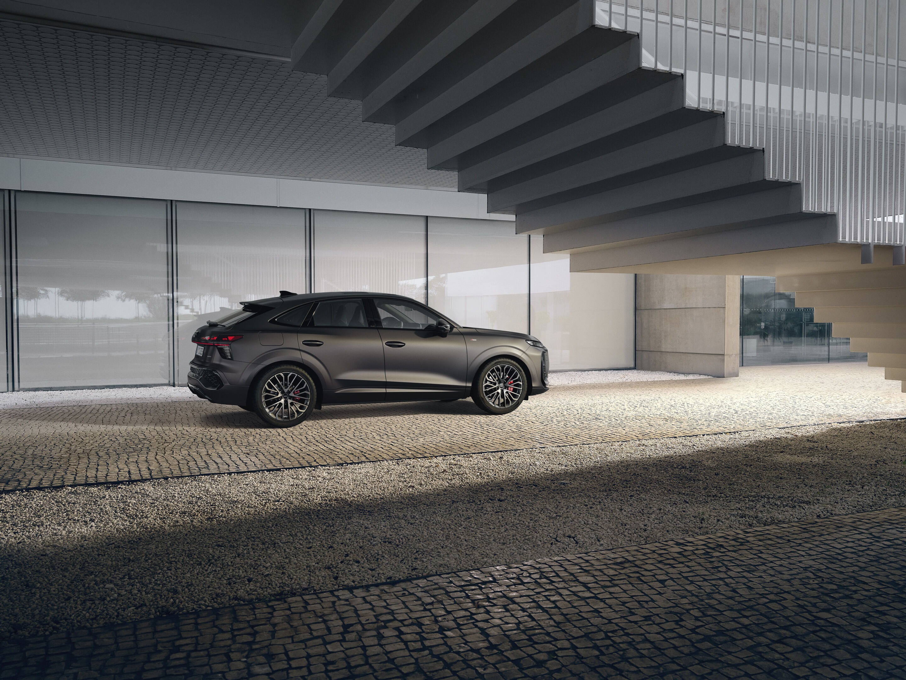 Audi Q3 Sportback - Madeirabraun Polarmatteffekt, Outdoor-Standaufnahme, Exterieur, Seitenansicht
