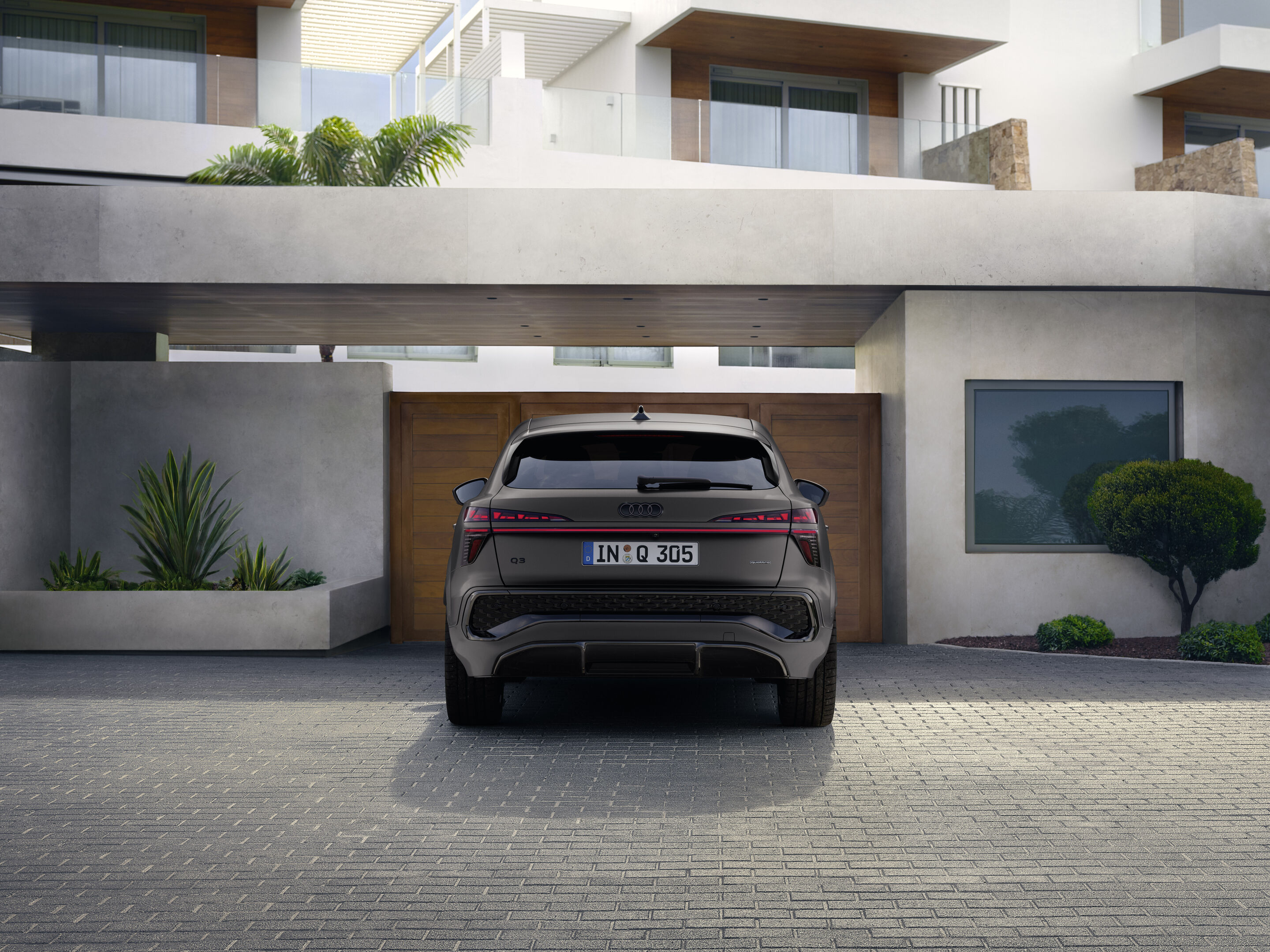 Audi Q3 Sportback - Madeirabraun Polarmatteffekt, Outdoor-Standaufnahme, Exterieur, Heckansicht