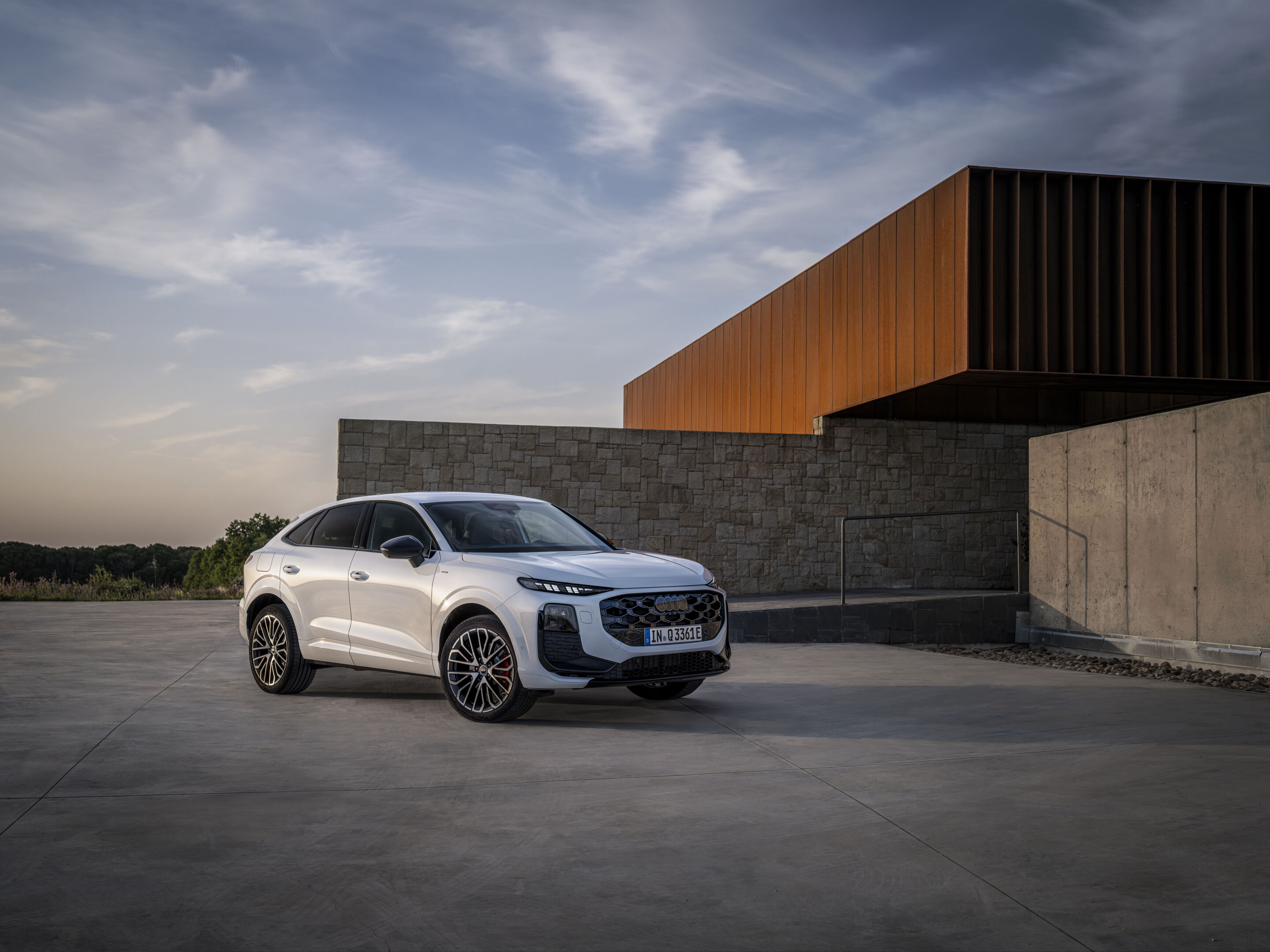 Audi Q3 Sportback e-hybrid - Gletscherweiß Metallic, Outdoor-Standaufnahme, Exterieur, Dreiviertelfrontansicht