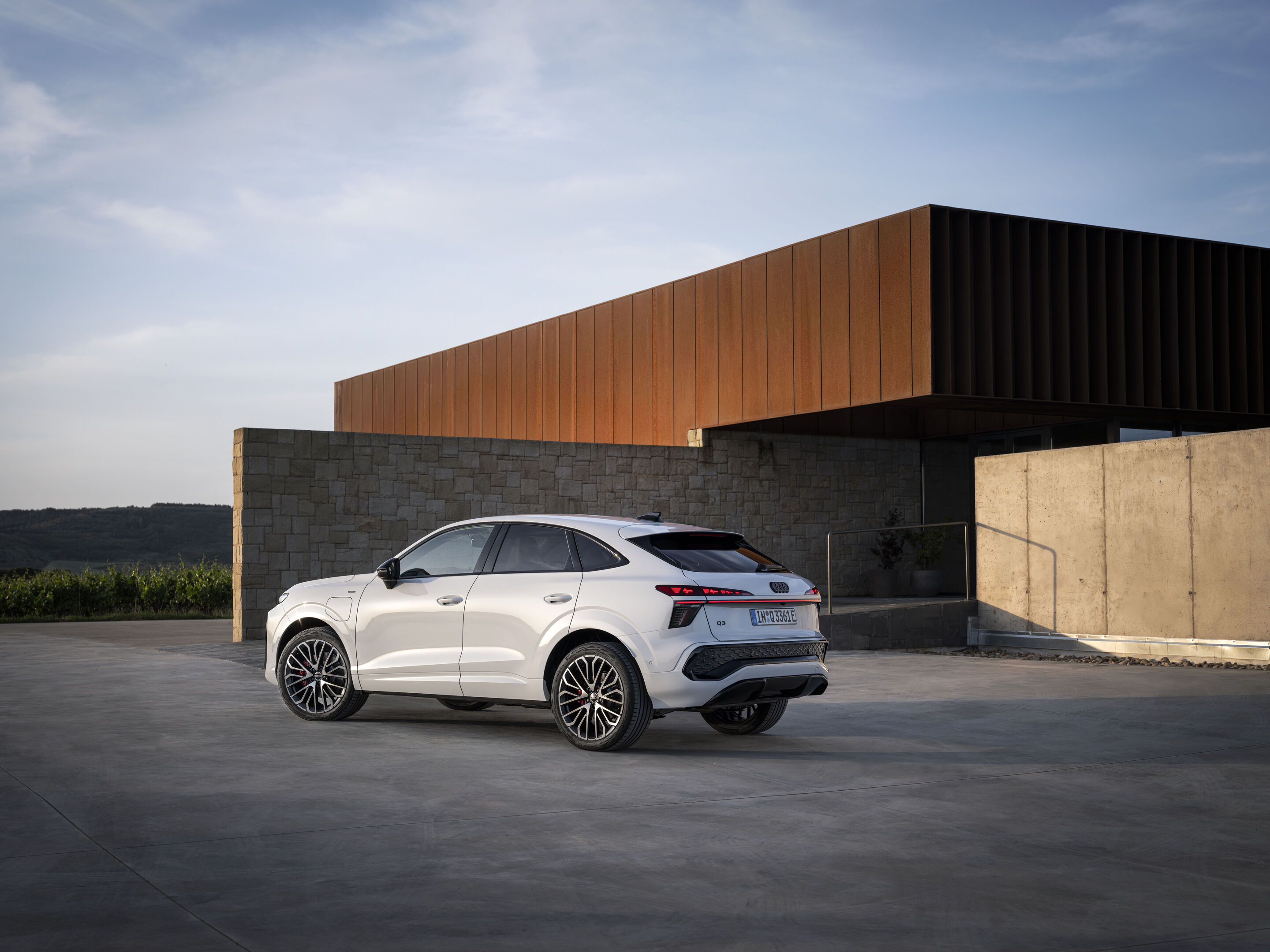 Audi Q3 Sportback e-hybrid - Gletscherweiß Metallic, Outdoor-Standaufnahme, Exterieur, Dreiviertelheckansicht