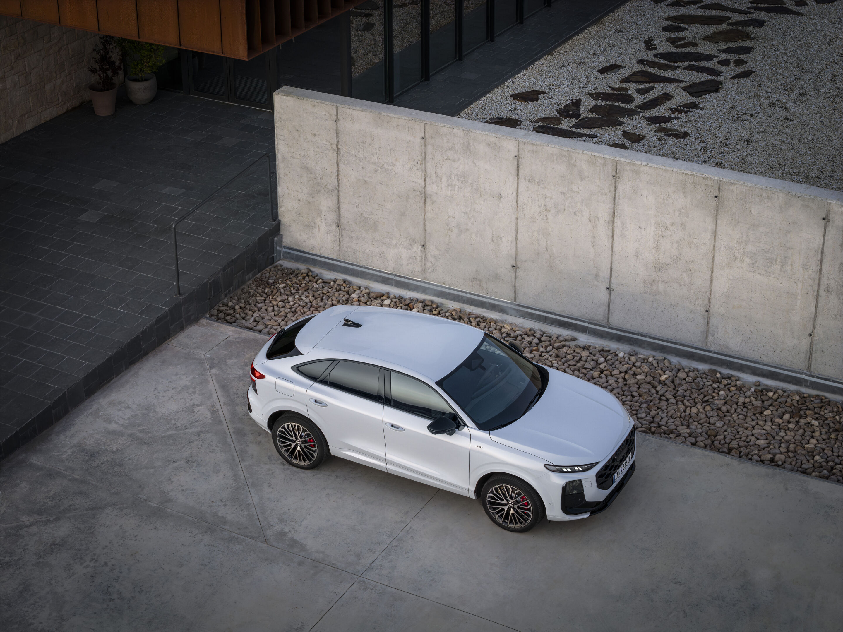 Audi Q3 Sportback e-hybrid - Gletscherweiß Metallic, Outdoor-Standaufnahme, Exterieur, Vogelperspektive
