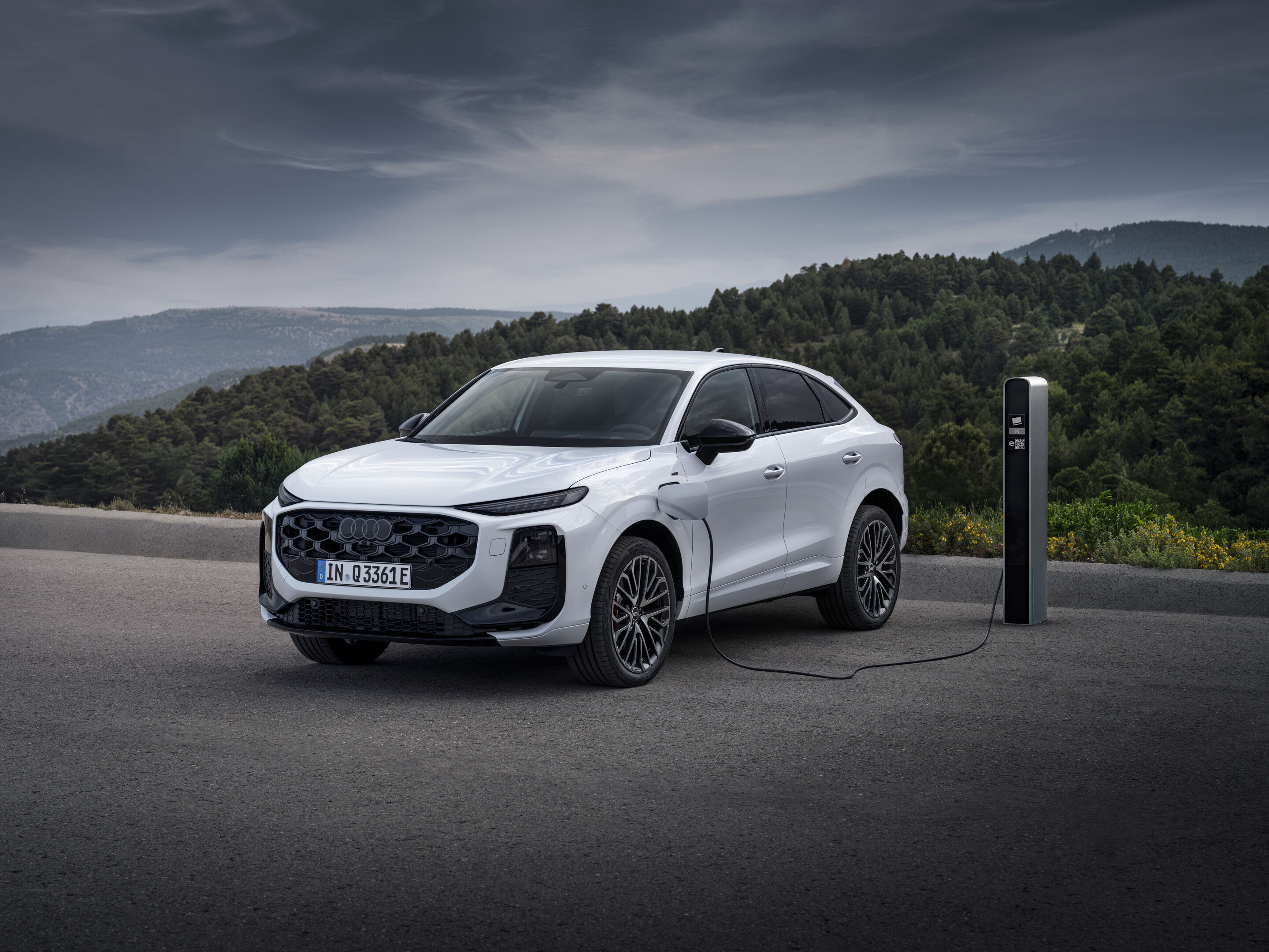 Audi Q3 Sportback e-hybrid - Gletscherweiß Metallic, Outdoor-Standaufnahme, Exterieur, Dreiviertelfrontansicht