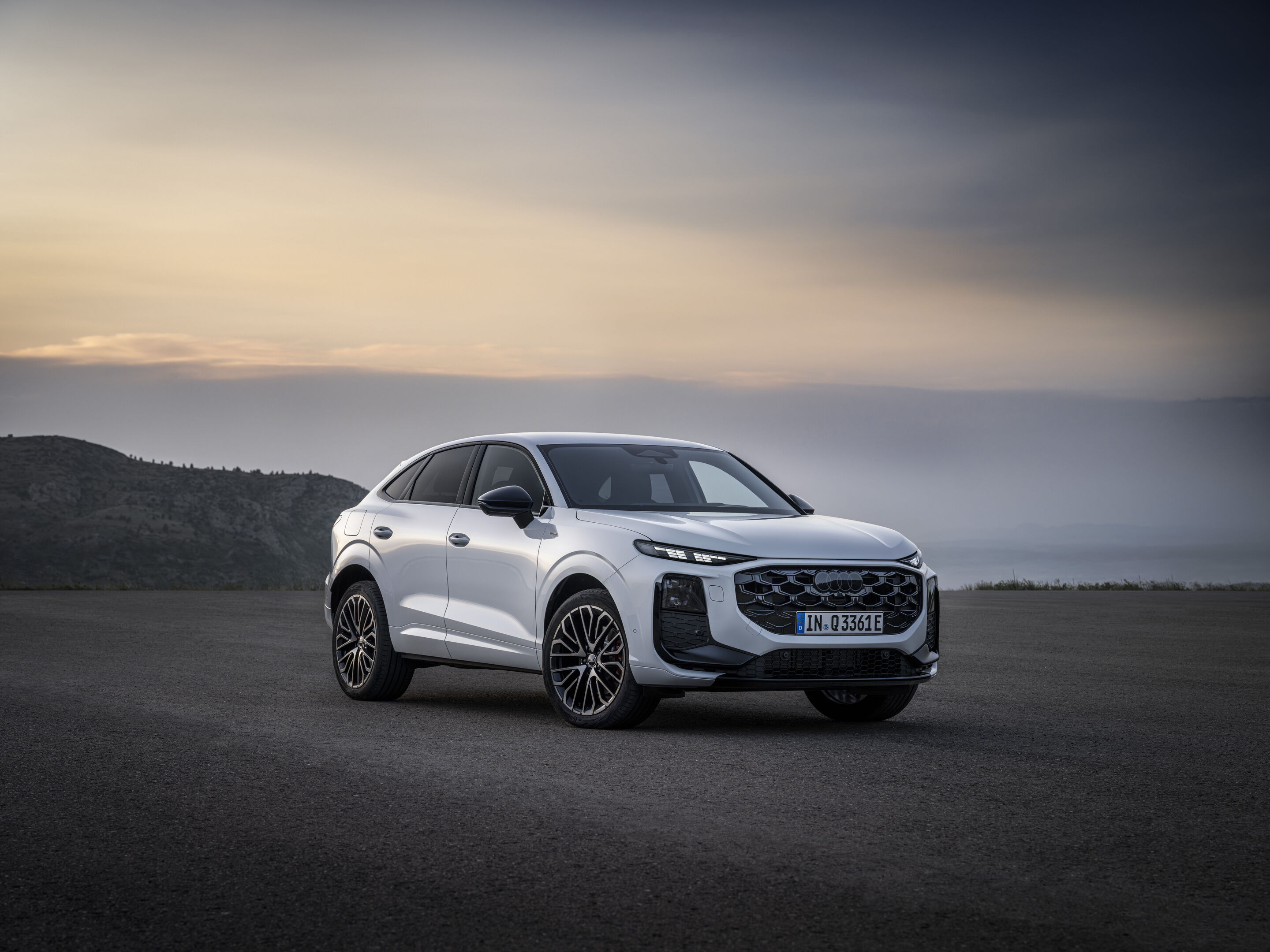 Audi Q3 Sportback e-hybrid - Gletscherweiß Metallic, Outdoor-Standaufnahme, Exterieur, Dreiviertelfrontansicht