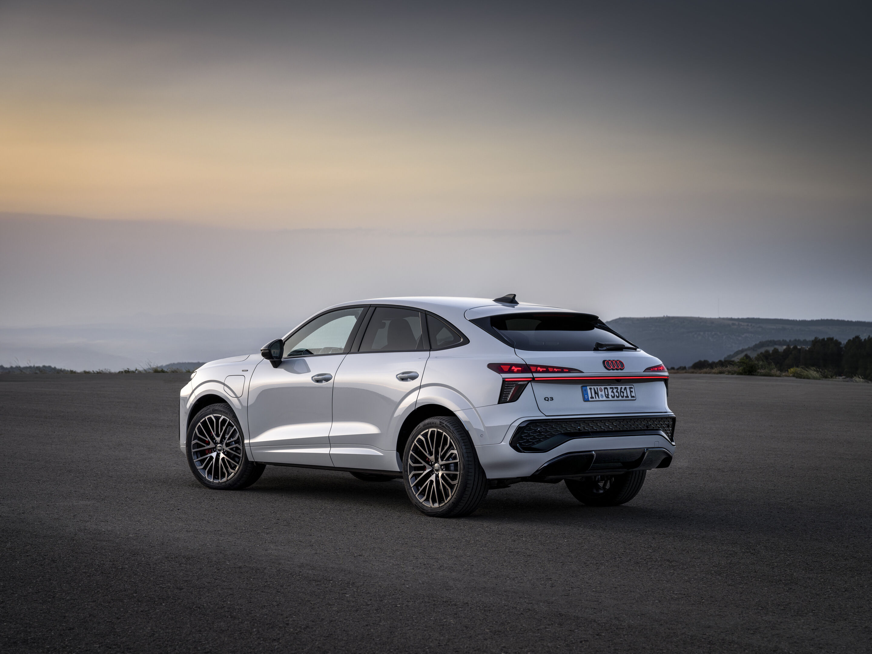 Audi Q3 Sportback e-hybrid - Gletscherweiß Metallic, Outdoor-Standaufnahme, Exterieur, Dreiviertelheckansicht