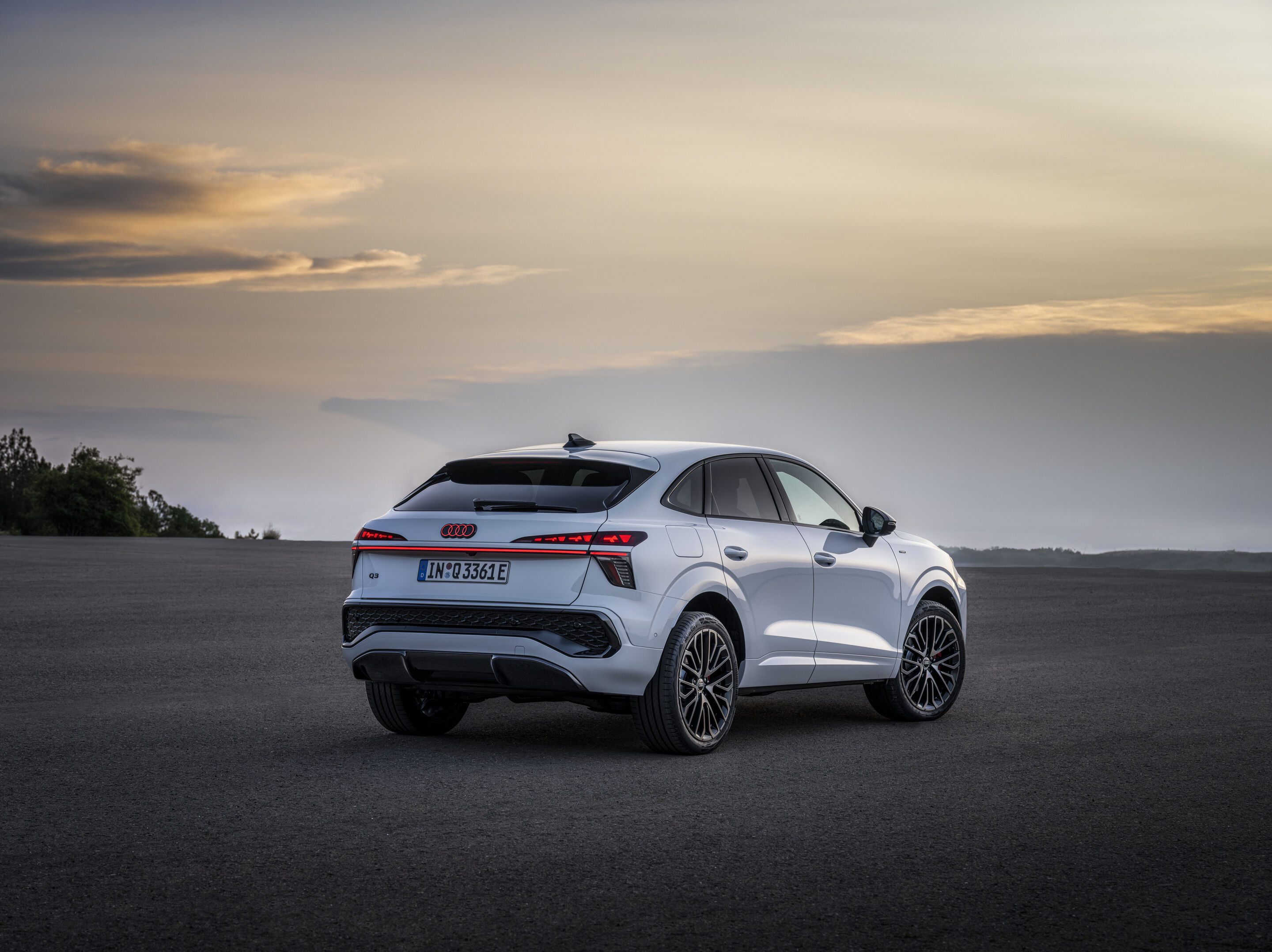 Audi Q3 Sportback e-hybrid - Gletscherweiß Metallic, Outdoor-Standaufnahme, Exterieur, Dreiviertelheckansicht
