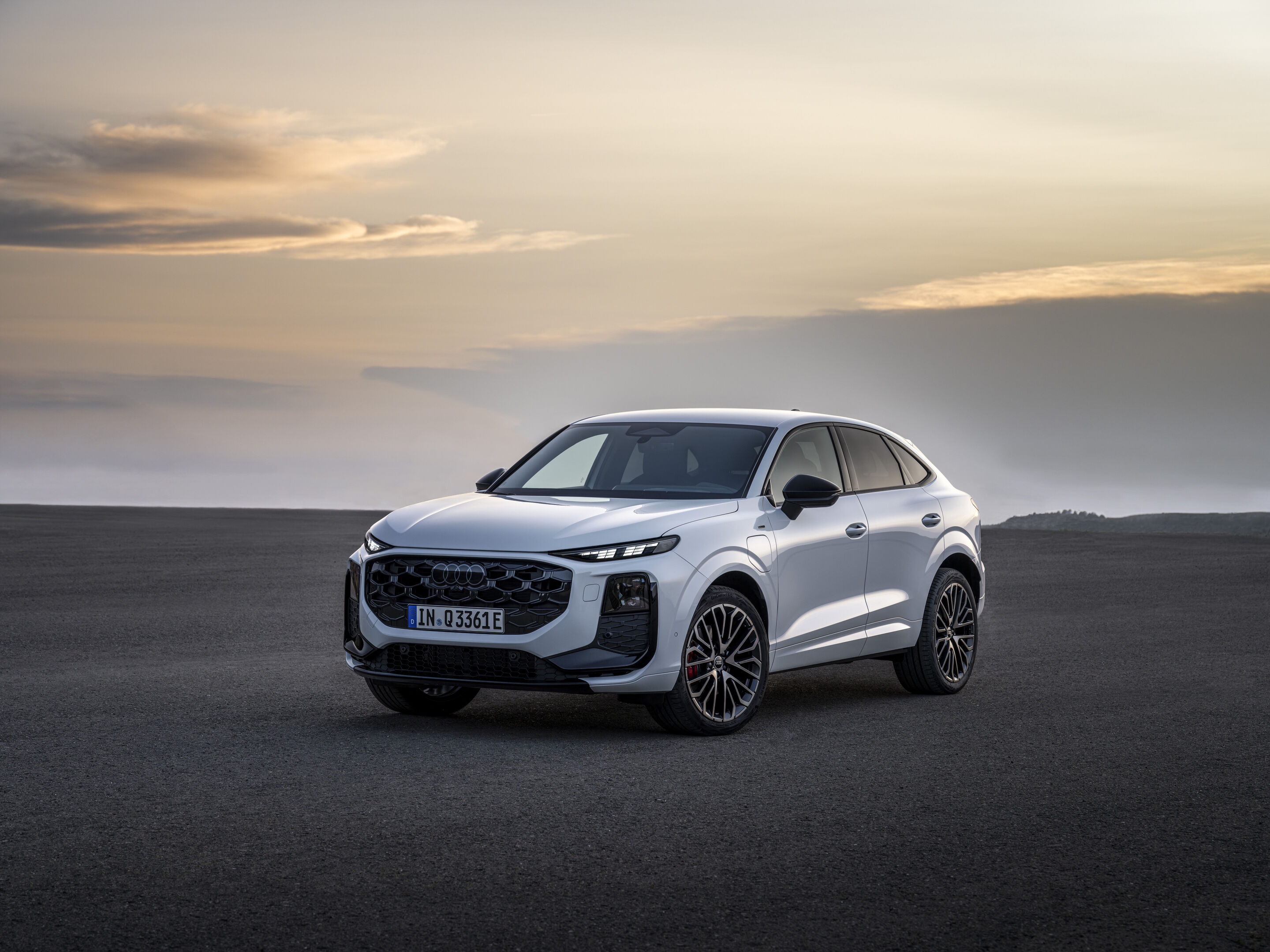 Audi Q3 Sportback e-hybrid - Gletscherweiß Metallic, Outdoor-Standaufnahme, Exterieur, Dreiviertelfrontansicht