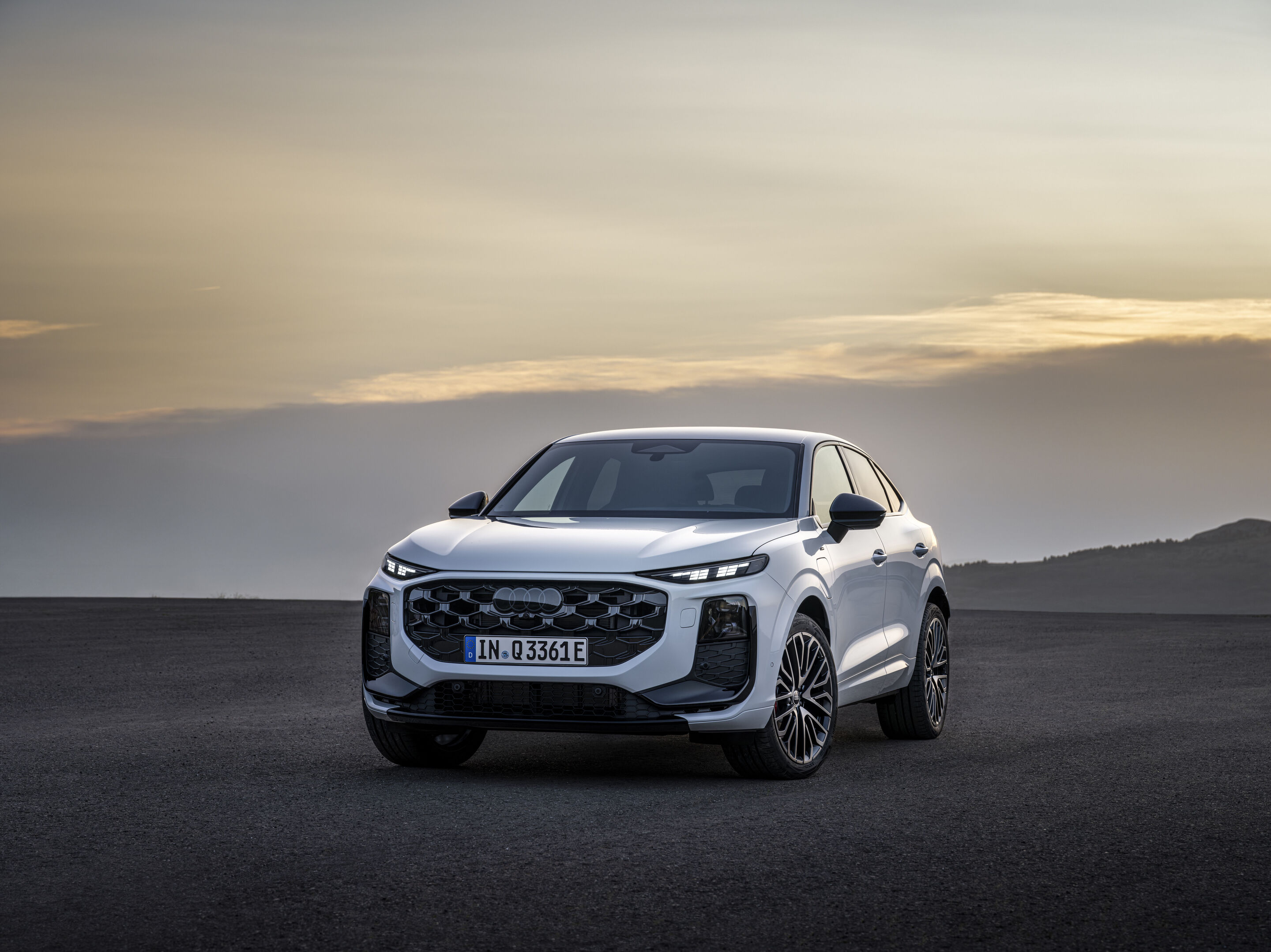 Audi Q3 Sportback e-hybrid - Gletscherweiß Metallic, Outdoor-Standaufnahme, Exterieur, Frontansicht