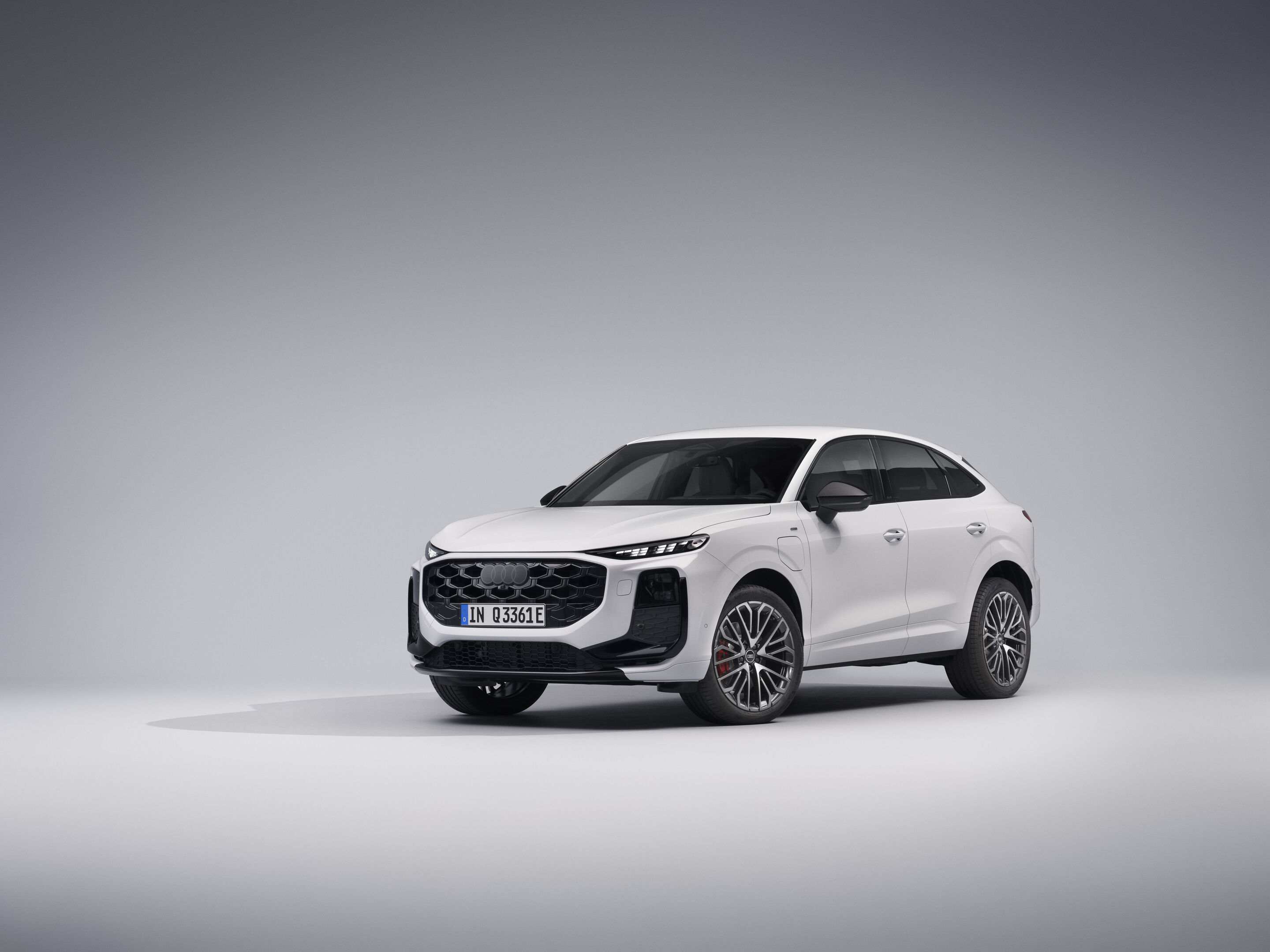Audi Q3 Sportback e-hybrid - Glacier white metallic, static studio-shot, exterior, front three-quarter view